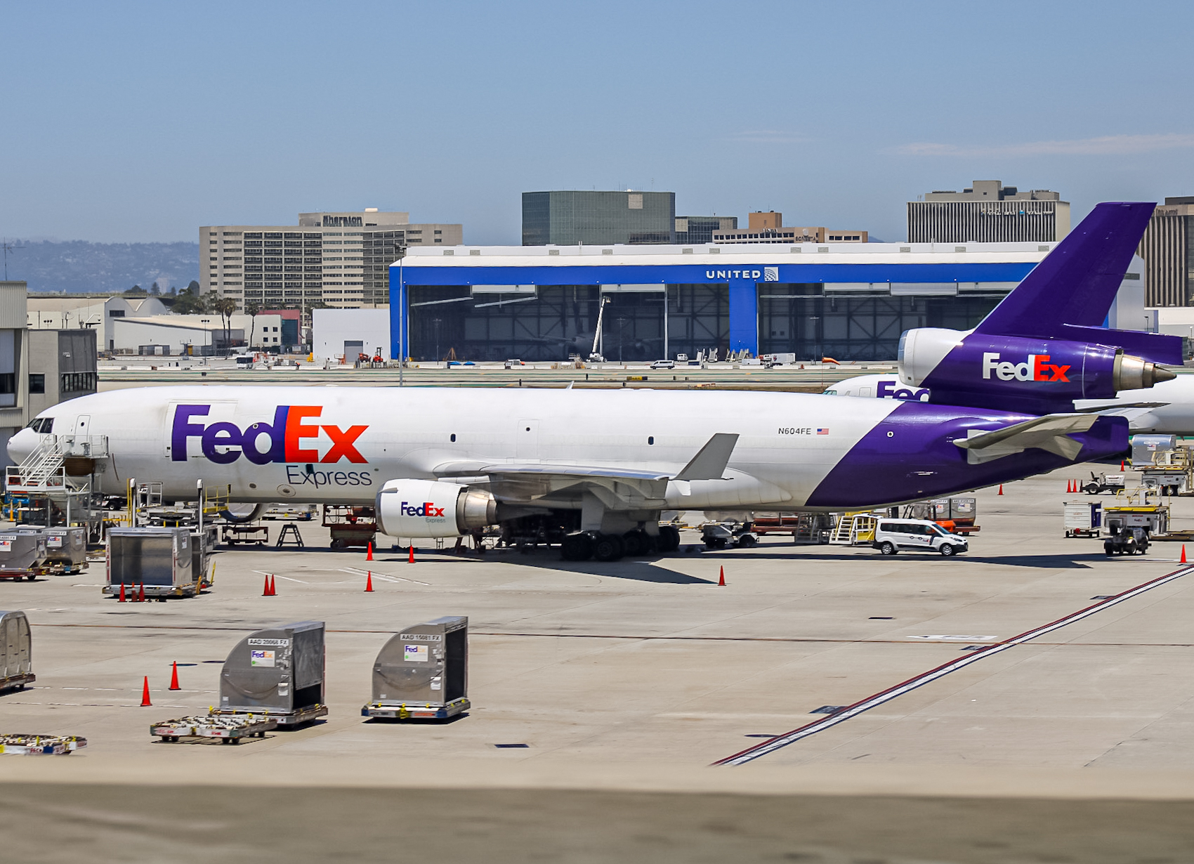 Full size: FedEx McDonnell Douglas MD-11F N604FE at Los Angeles International Airport