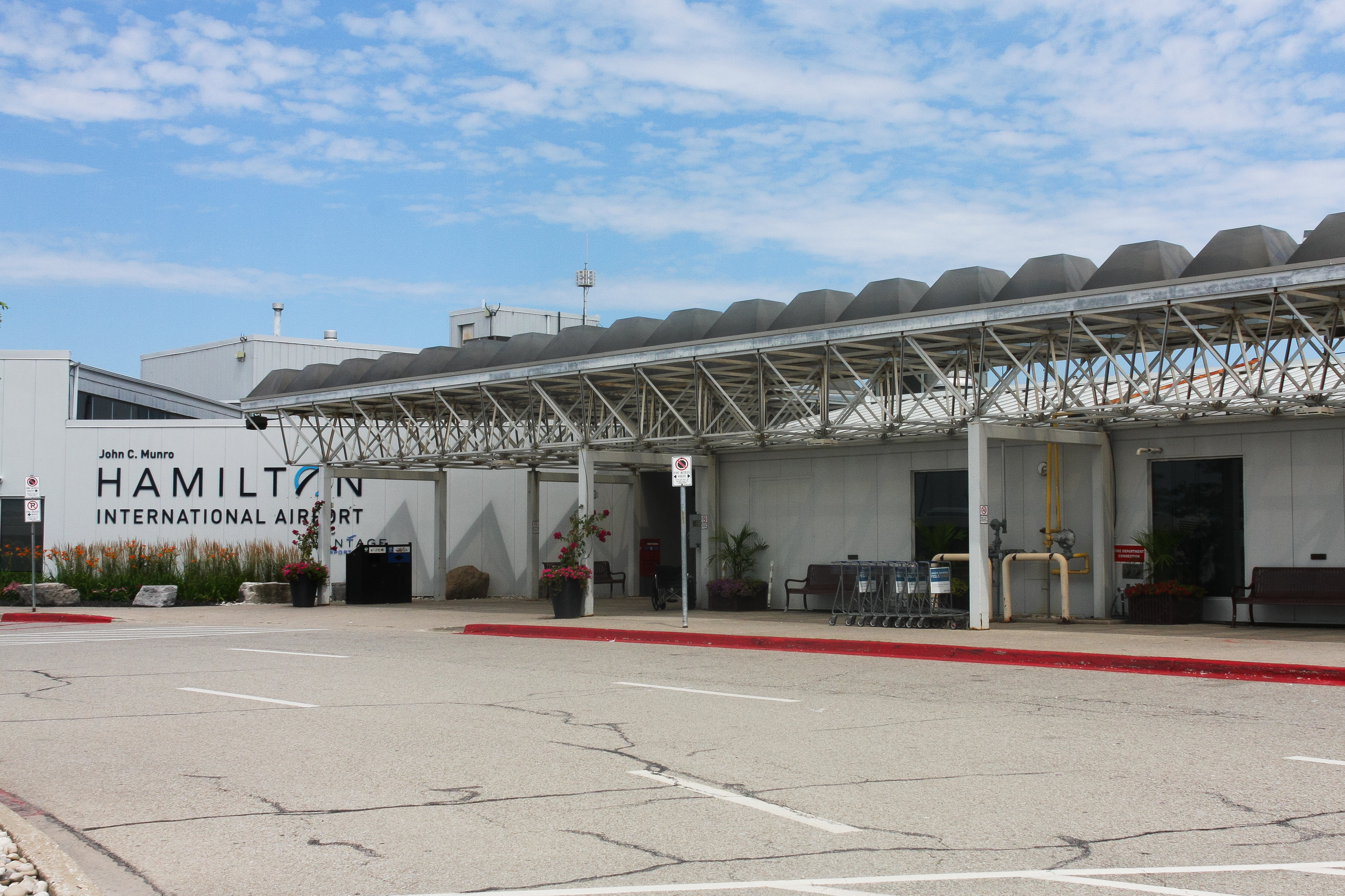 Full size: Airport Photo CYHM at Hamilton John C. Munro International Airport