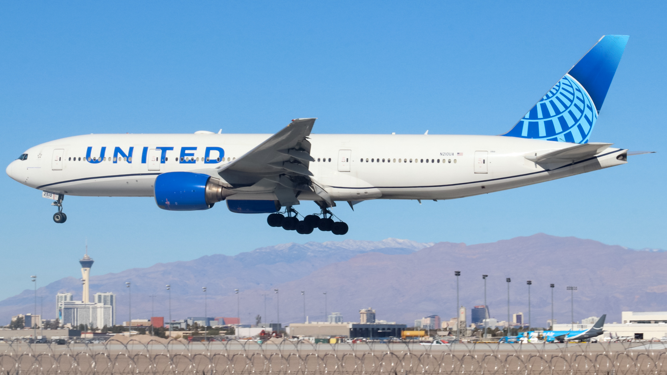 Full size: United Airlines Boeing 777-200 N210UA at Harry Reid International Airport