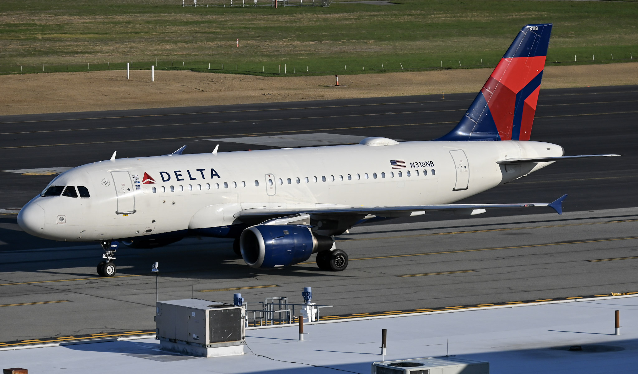 Full size: Delta Airlines Airbus A319 N318NB at Theodore Francis Green State Airport