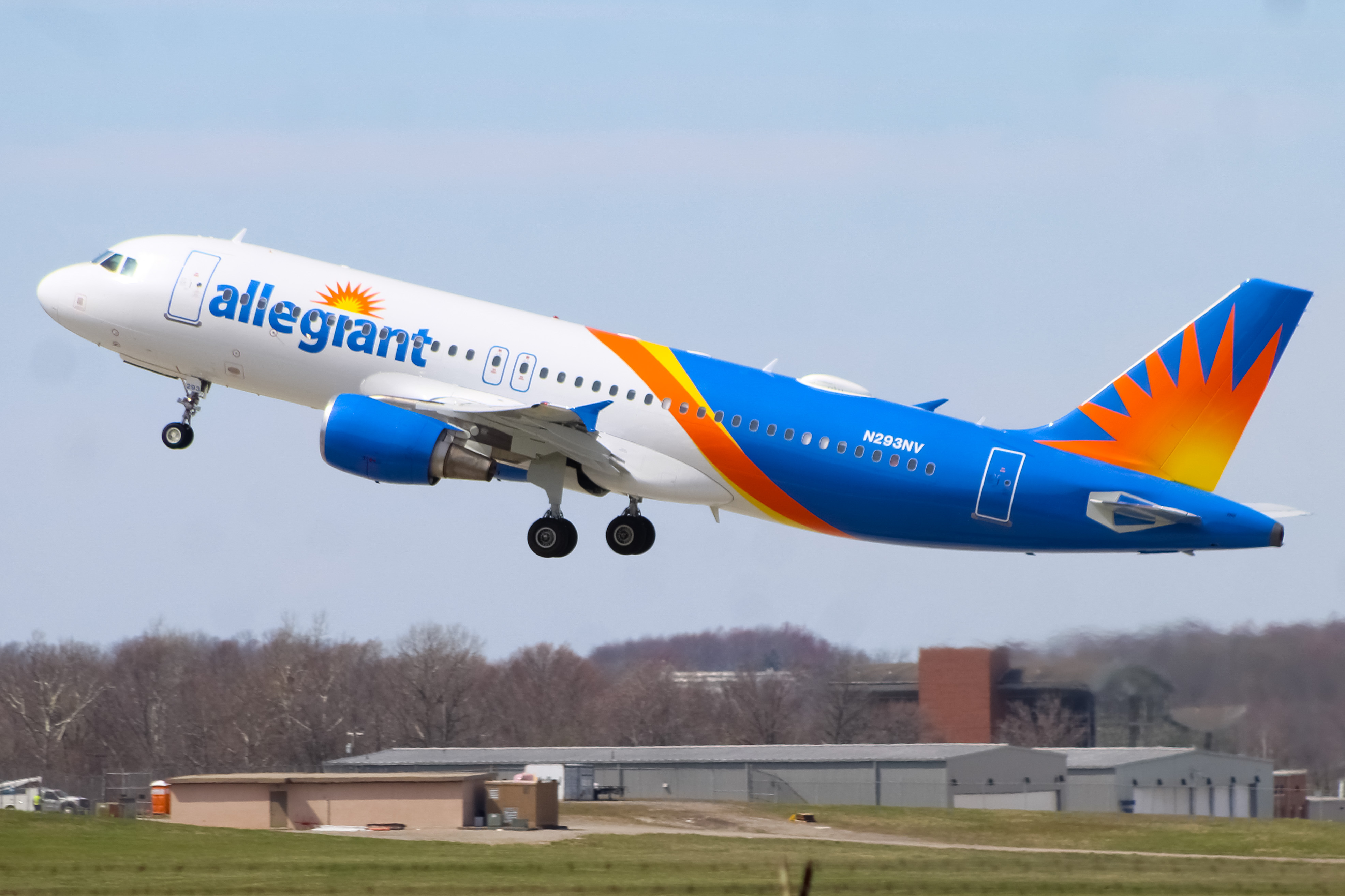Full size: Allegiant Air Airbus A320 N293NV at Cincinnati/Northern Kentucky International Airport