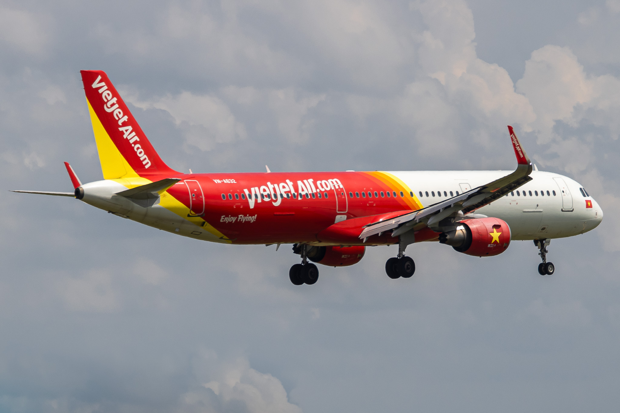 Full size: VietJet Air Airbus A321-200 VN-A632 at Tan Son Nhat International Airport