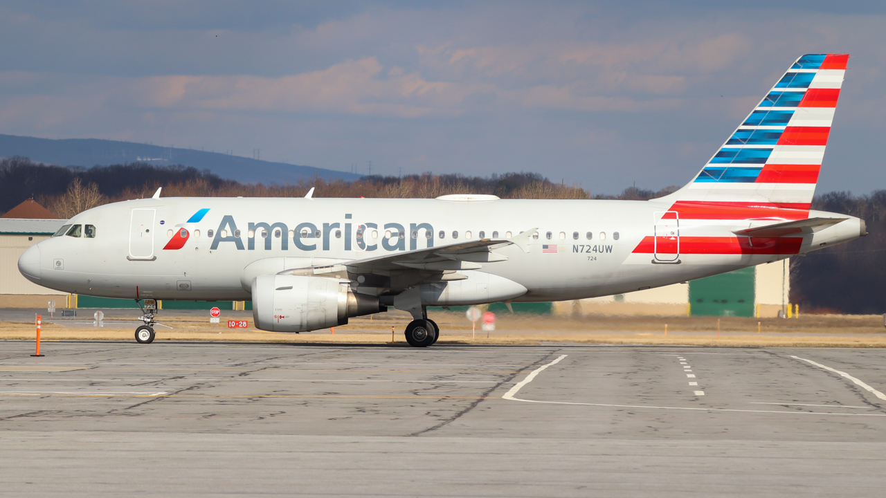 Full size: American Airlines Airbus A319 N724UW at Avoca Wilkes-Barre/Scranton International Airport