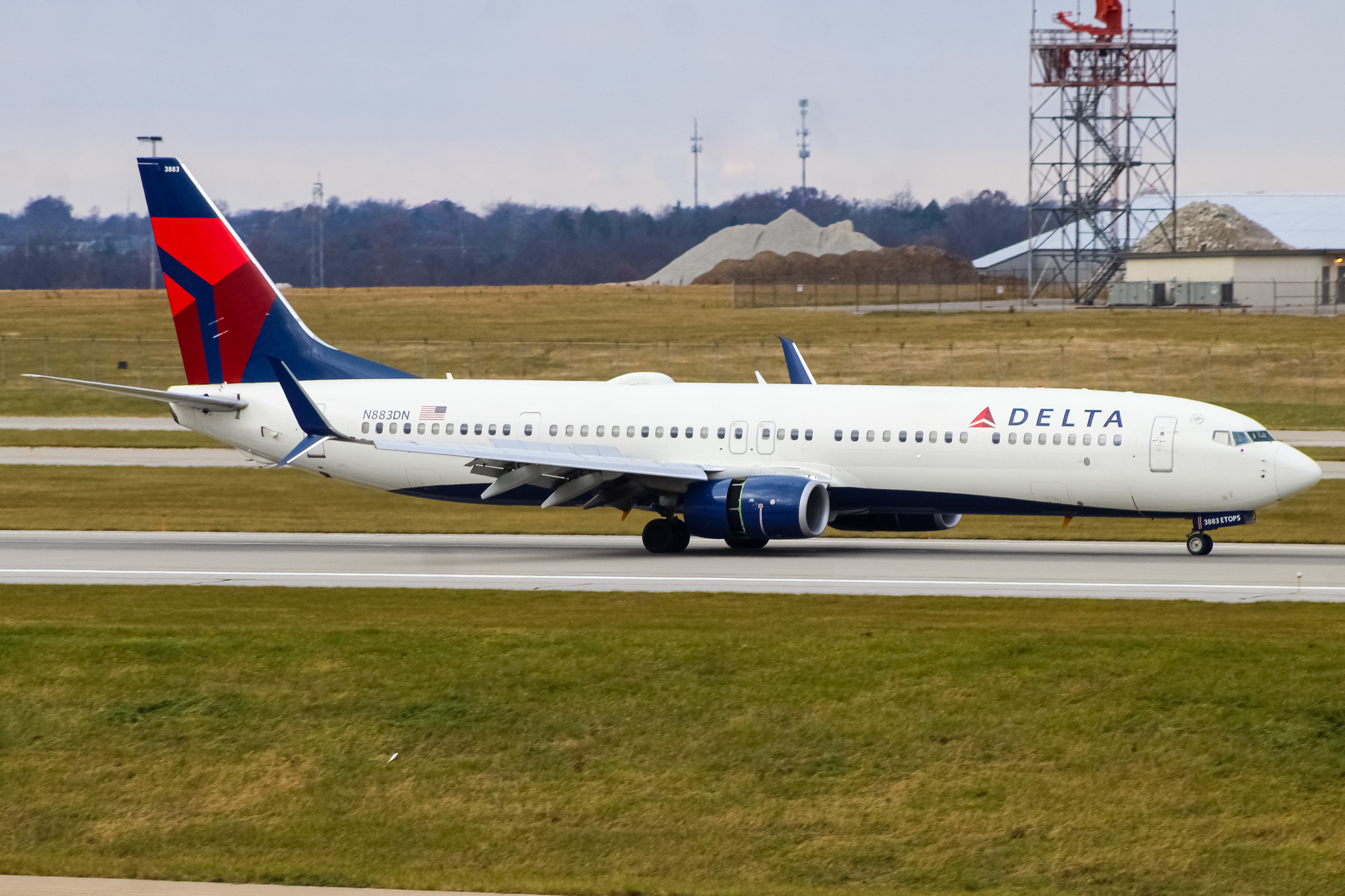 Full size: Delta Airlines Boeing 737-900 N883DN at Cincinnati/Northern Kentucky International Airport