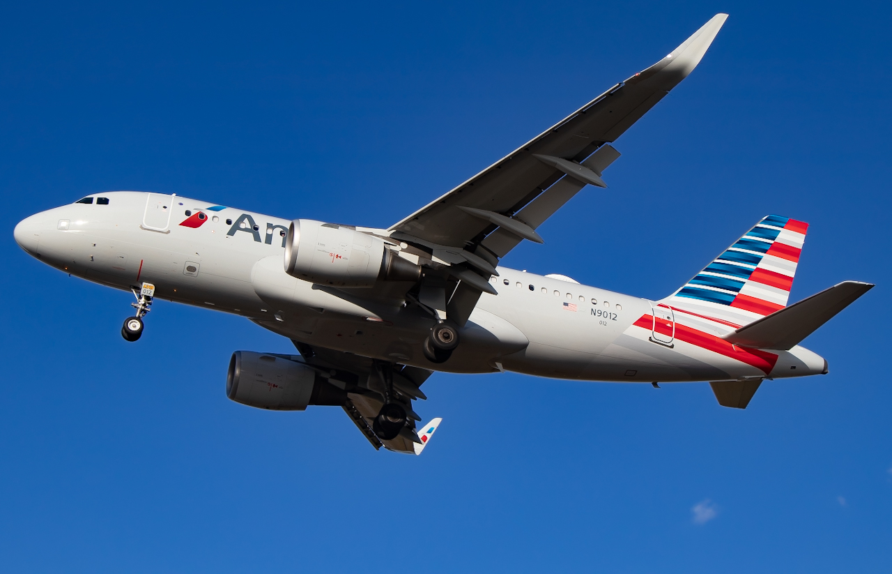 Full size: American Airlines Airbus A319 N9012 at Miami International Airport