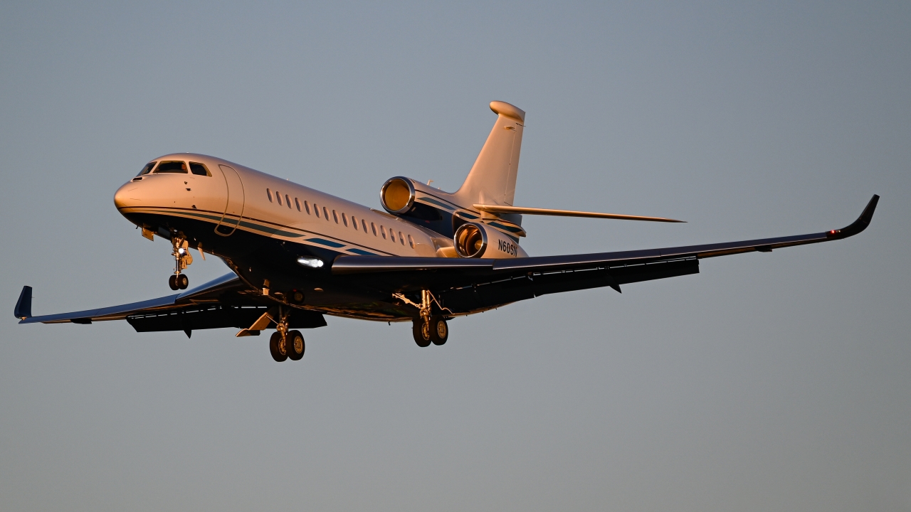 Full size: PRIVATE Dassault Falcon 7X N60SN at Los Angeles International Airport