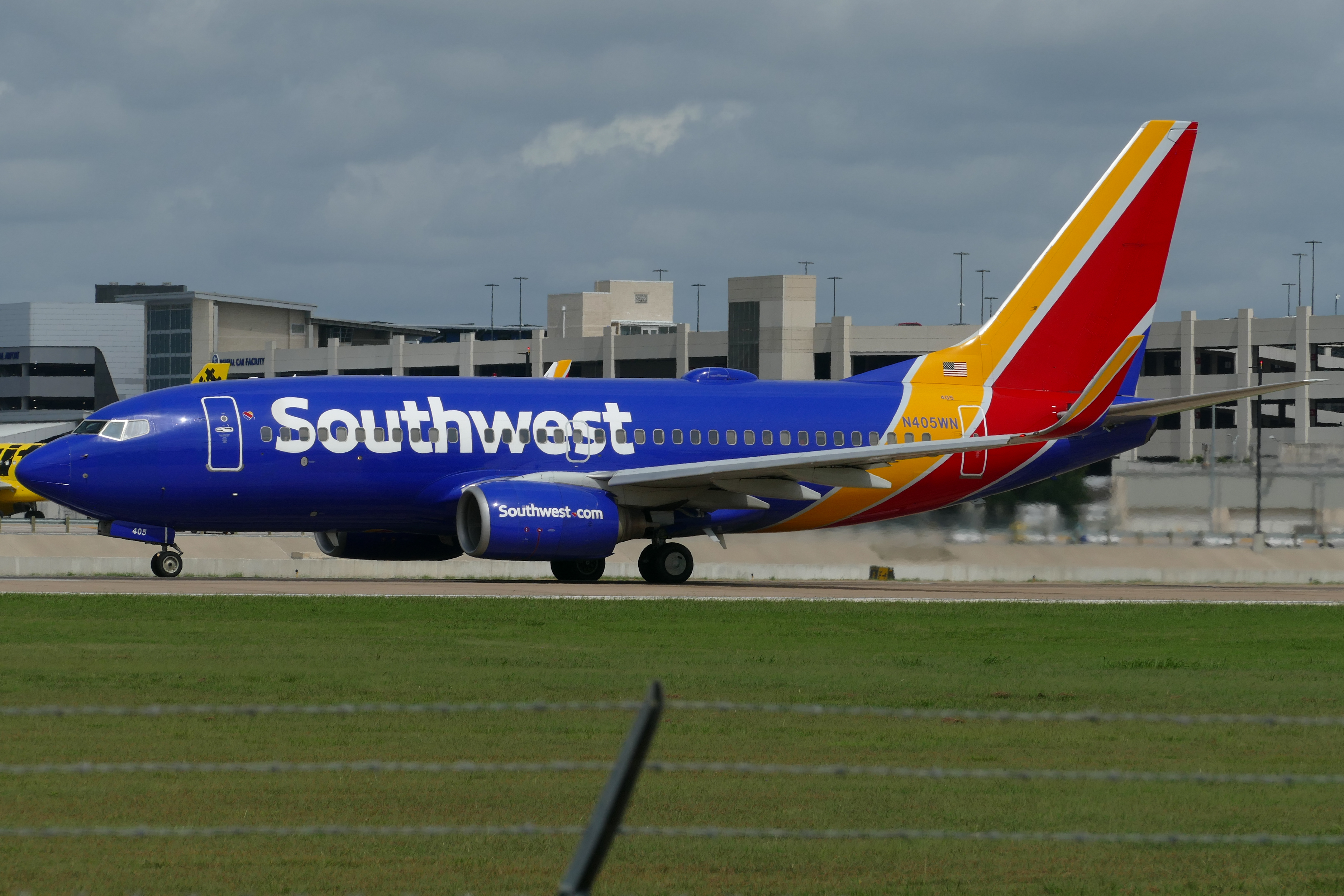Full size: Southwest Airlines Boeing 737-700 N405WN at Austin-Bergstrom International Airport