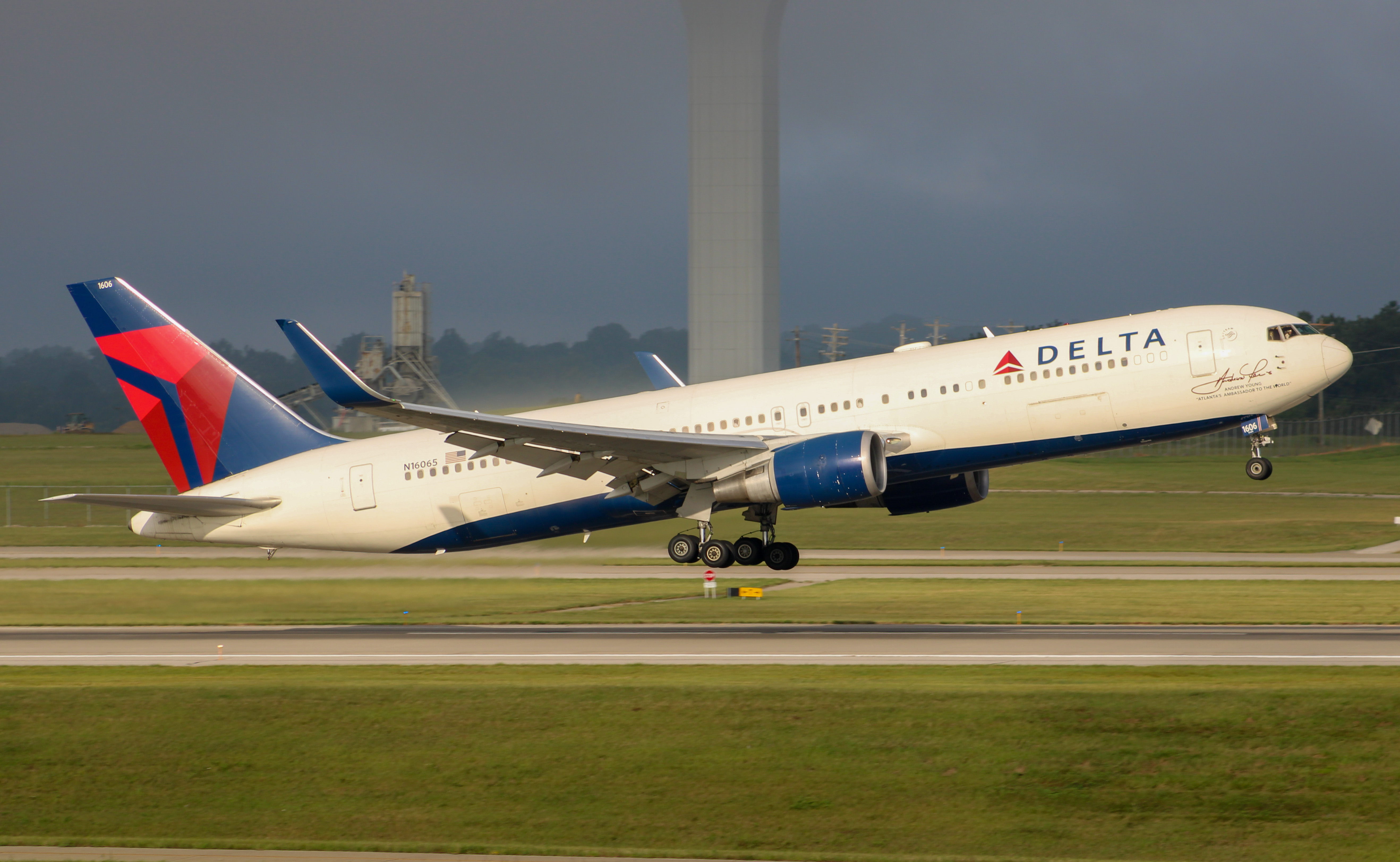 Full size: Delta Airlines Boeing 767-300ER N16065 at Cincinnati/Northern Kentucky International Airport