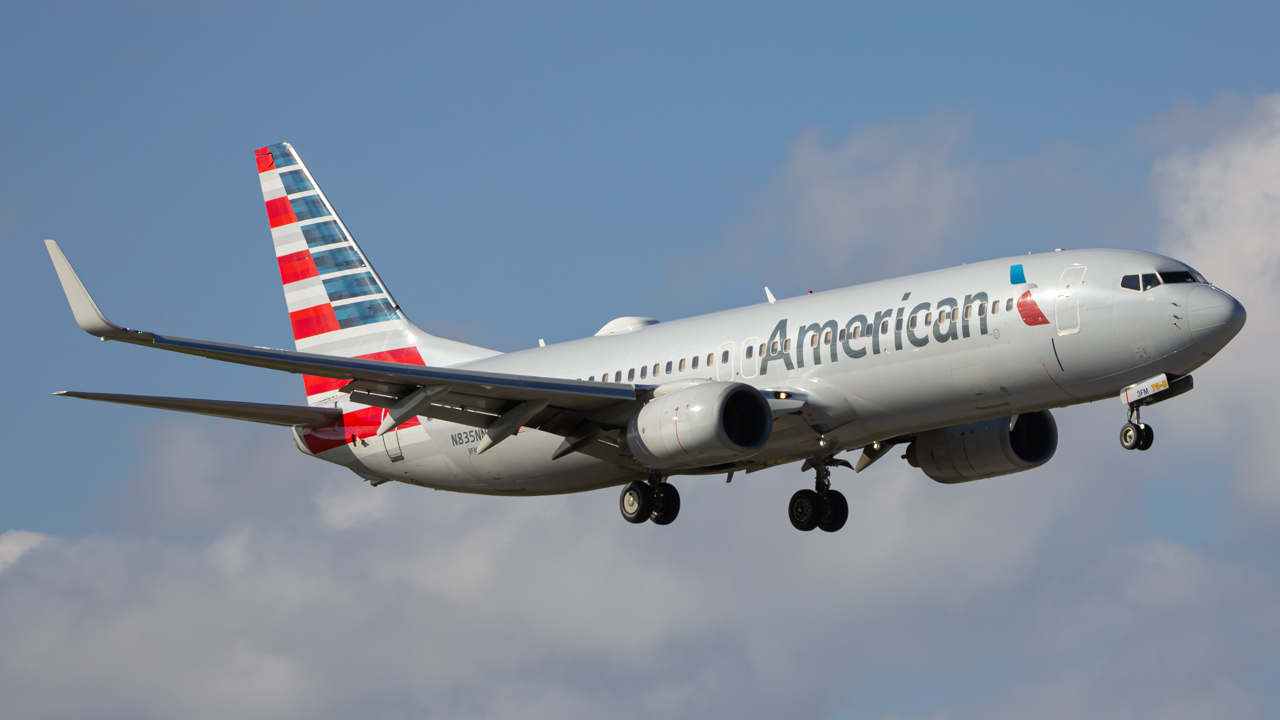 Full size: American Airlines Boeing 737-800 N835NN at Miami International Airport