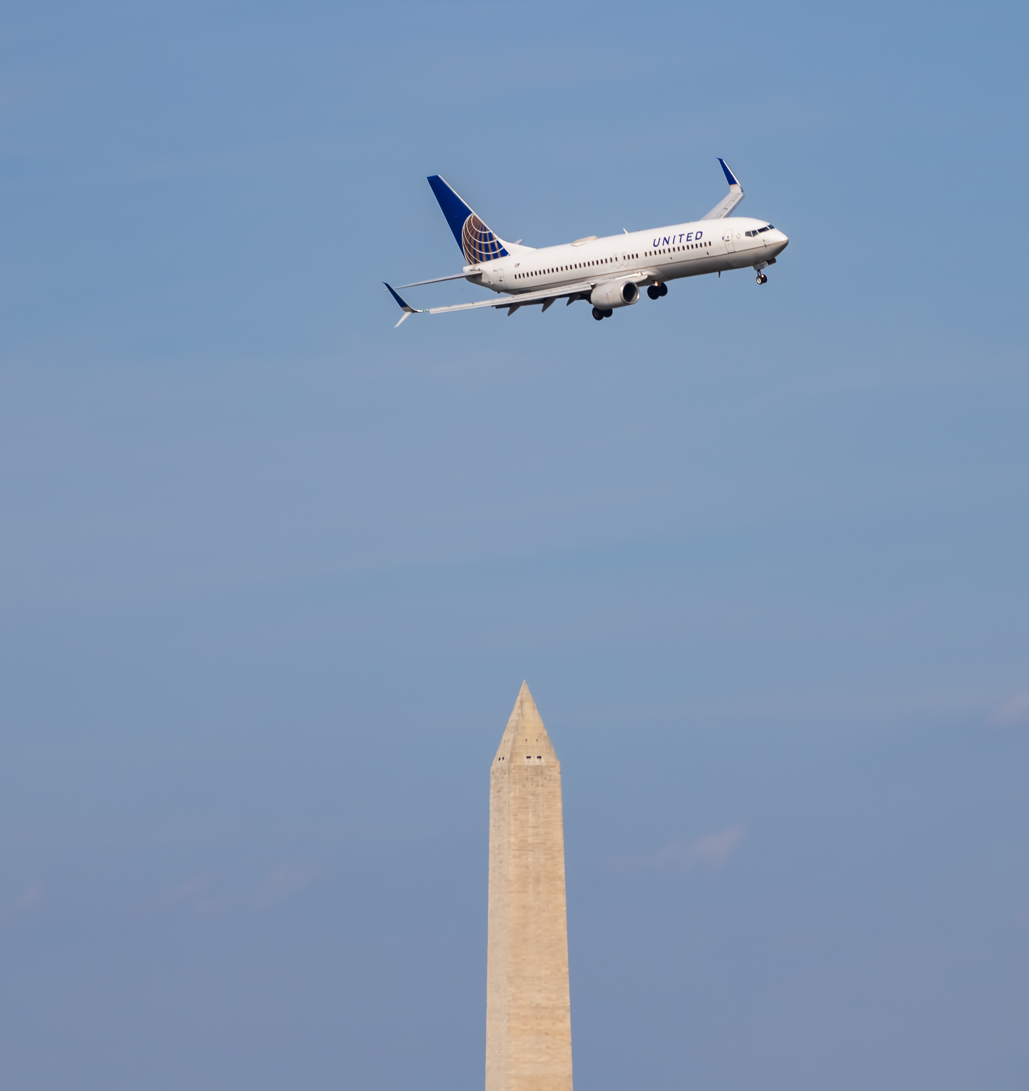 Full size: United Airlines Boeing 737-800 N35236 at Ronald Reagan National Airport