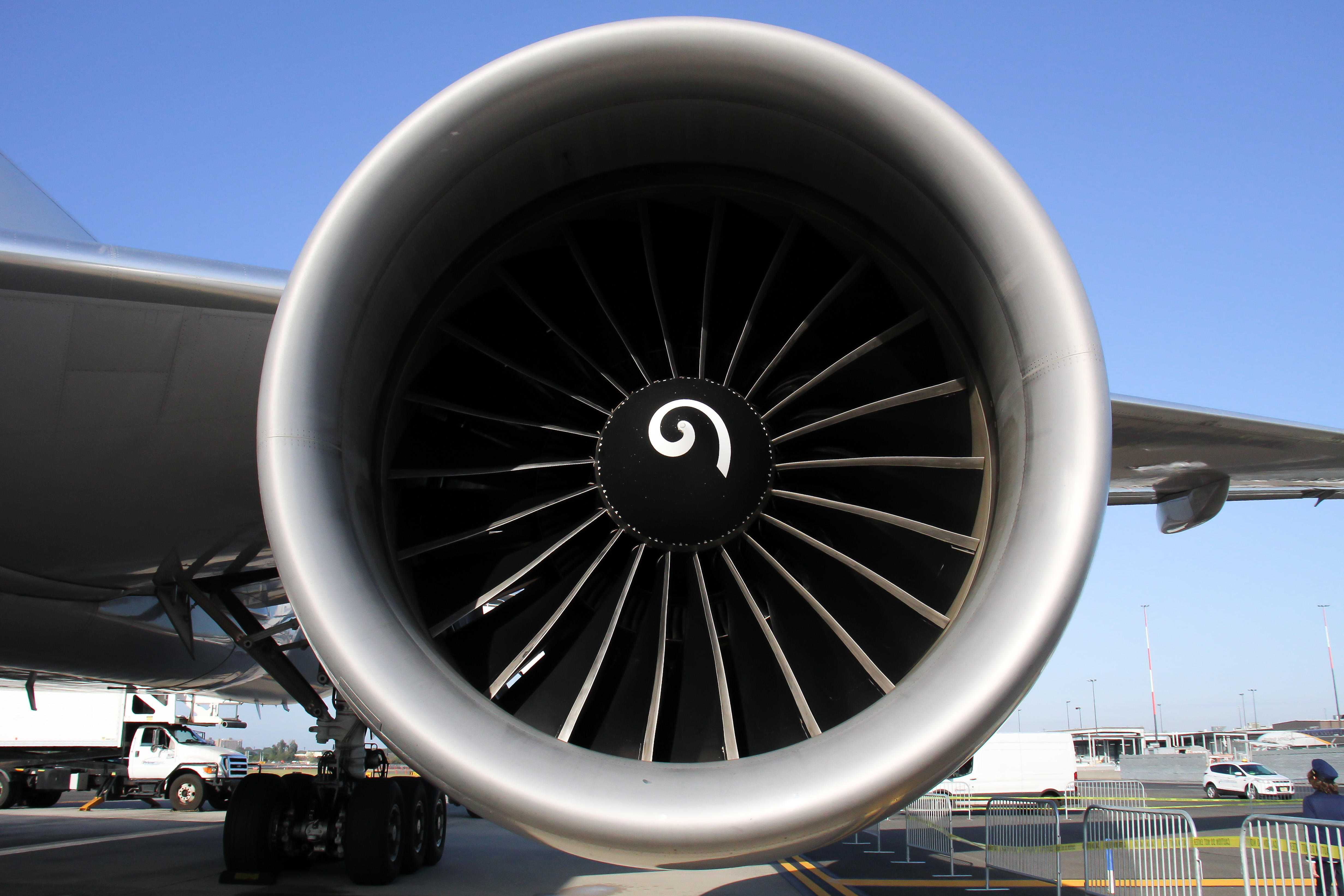 Full size: United Airlines Boeing 777-200ER N78009 at Newark Liberty International Airport