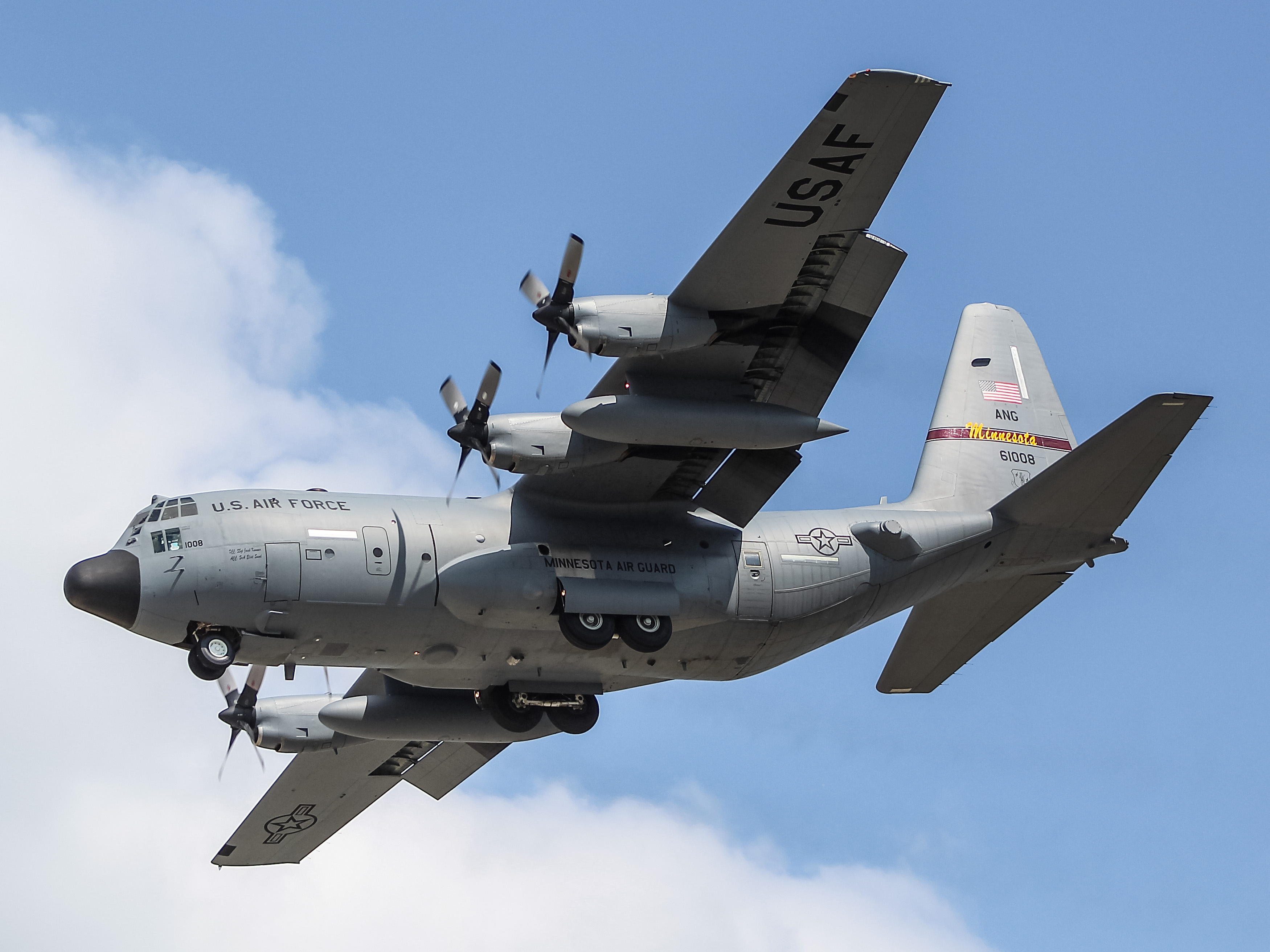 Full size: USAF - United States Air Force Lockheed C-130H Hercules 96-1008 at General Mitchell International Airport