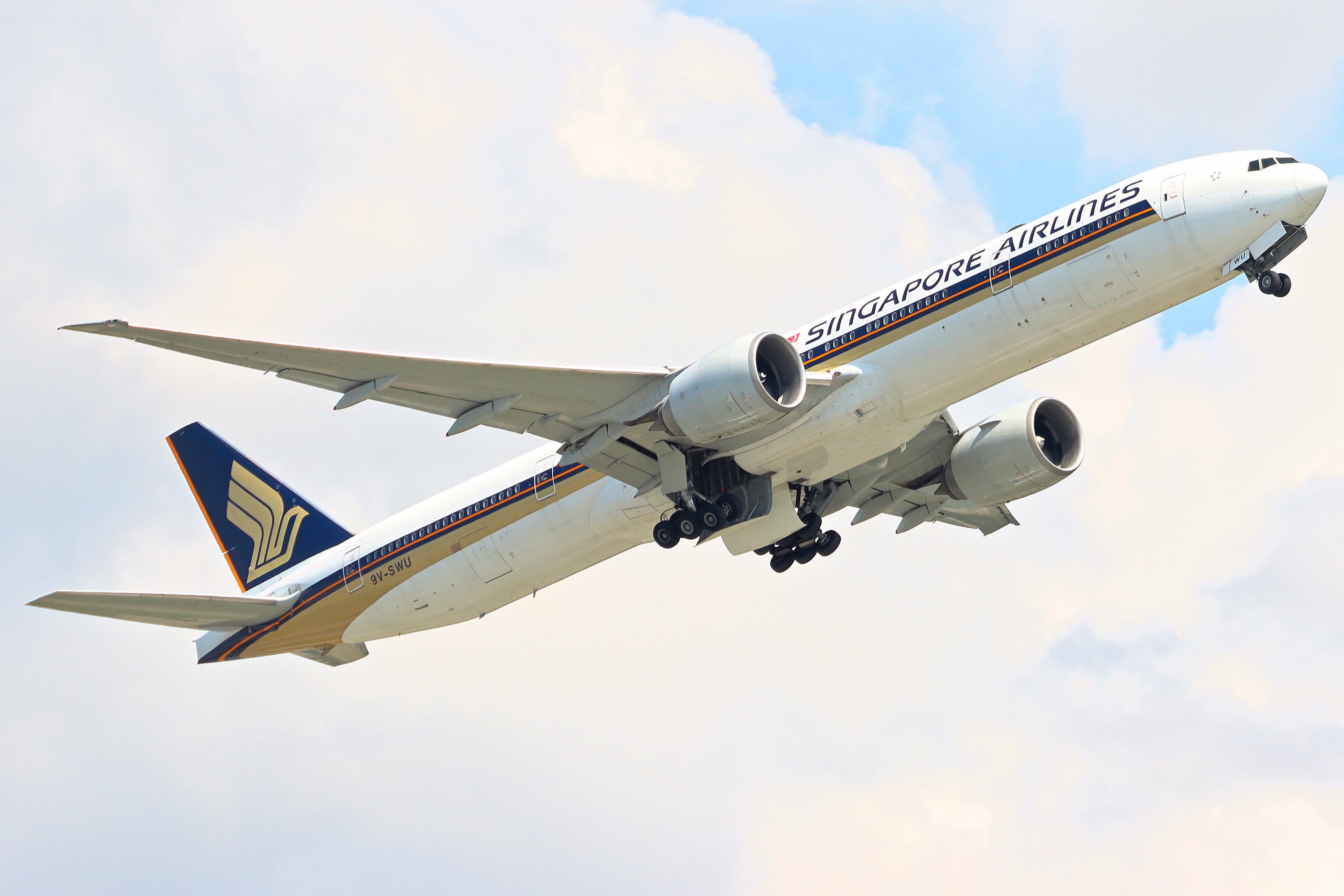 Full size: Singapore Airlines Boeing 777-300ER 9V-SWU at Hong Kong International Airport