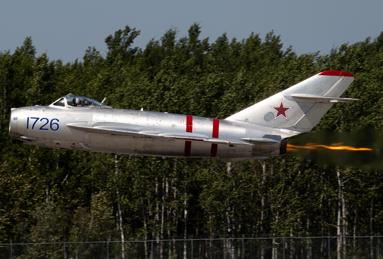 Full size: PRIVATE Mikoyan-Gurevich MiG-17 N1726M at Duluth International Airport