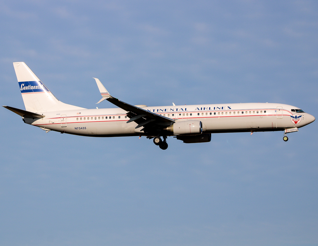Full size: United Airlines Boeing 737-900ER N75435 at Newark Liberty International Airport