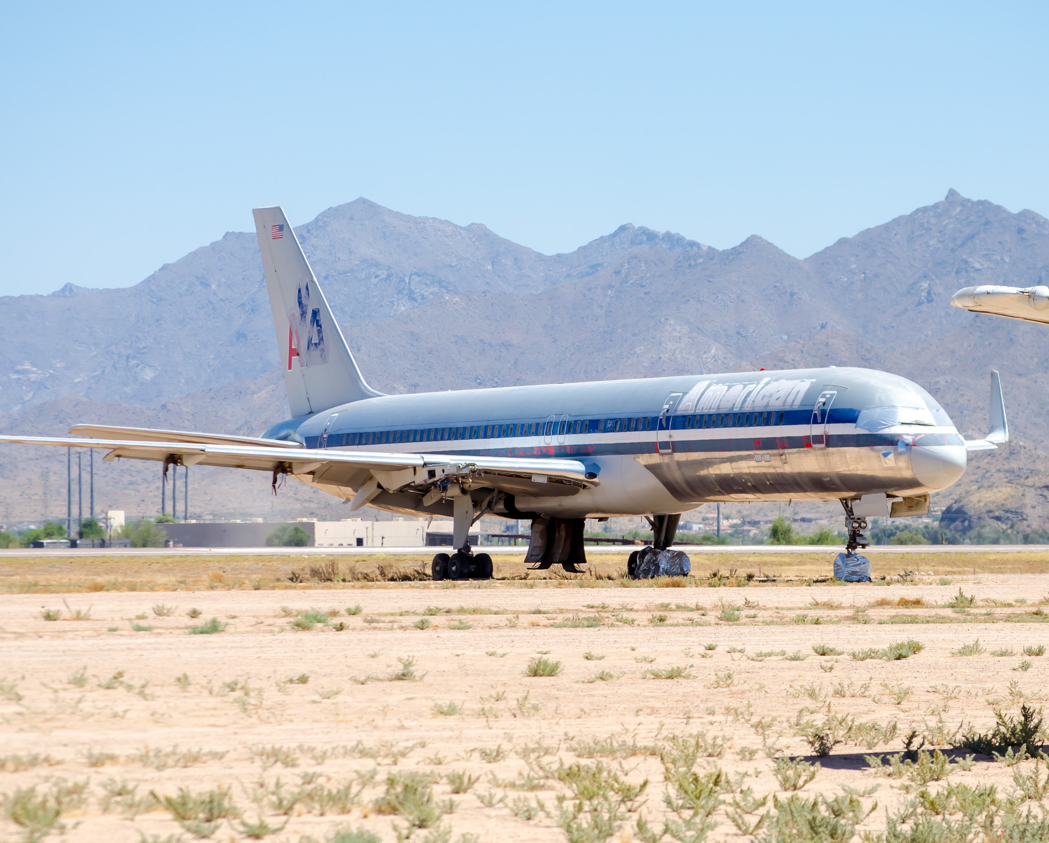 Full size: American Airlines Boeing 757-200 N694AN at Phoenix Goodyear Airport
