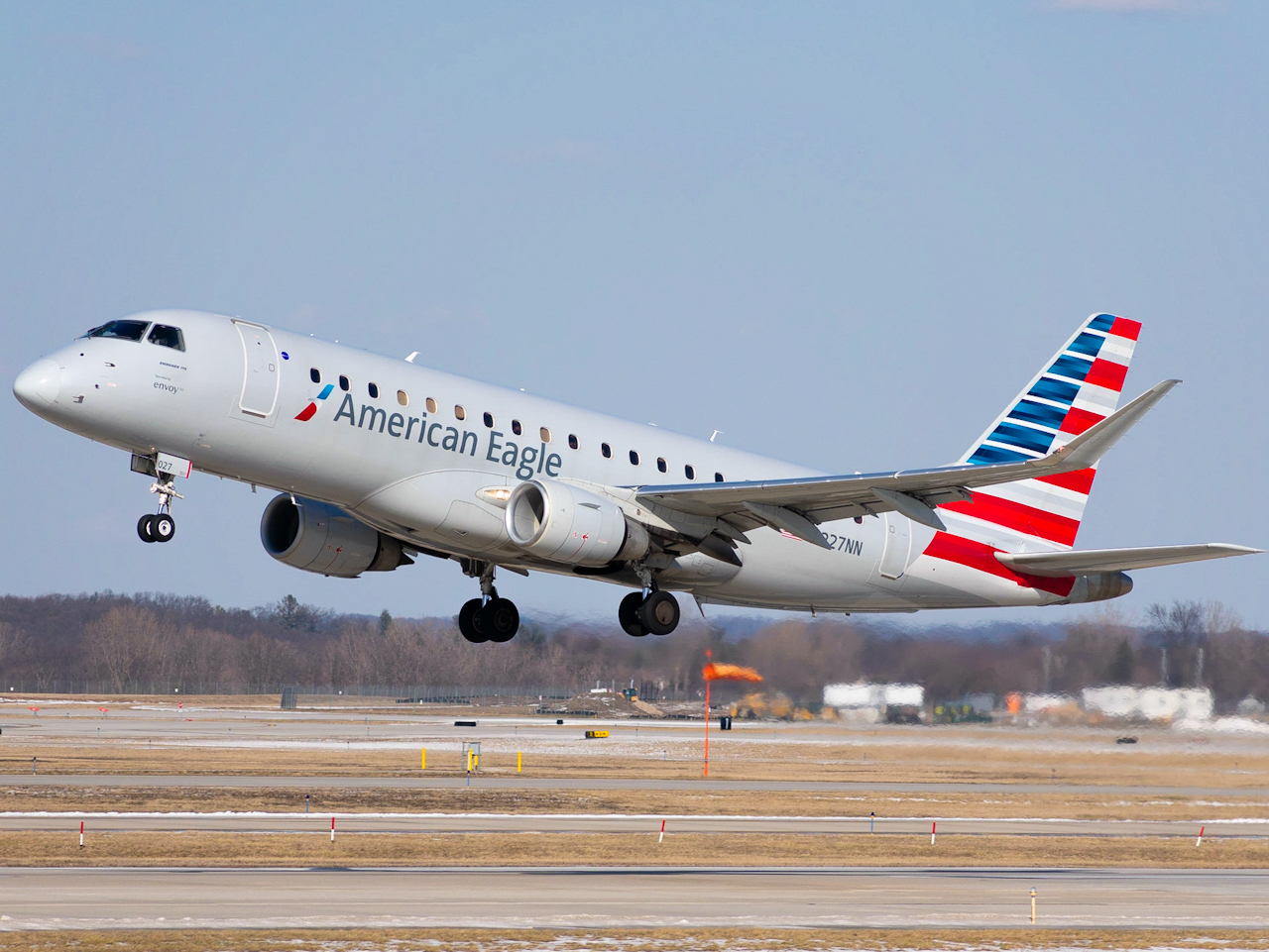 Full size: Envoy Air Embraer E175 N227NN at Gerald R Ford International Airport