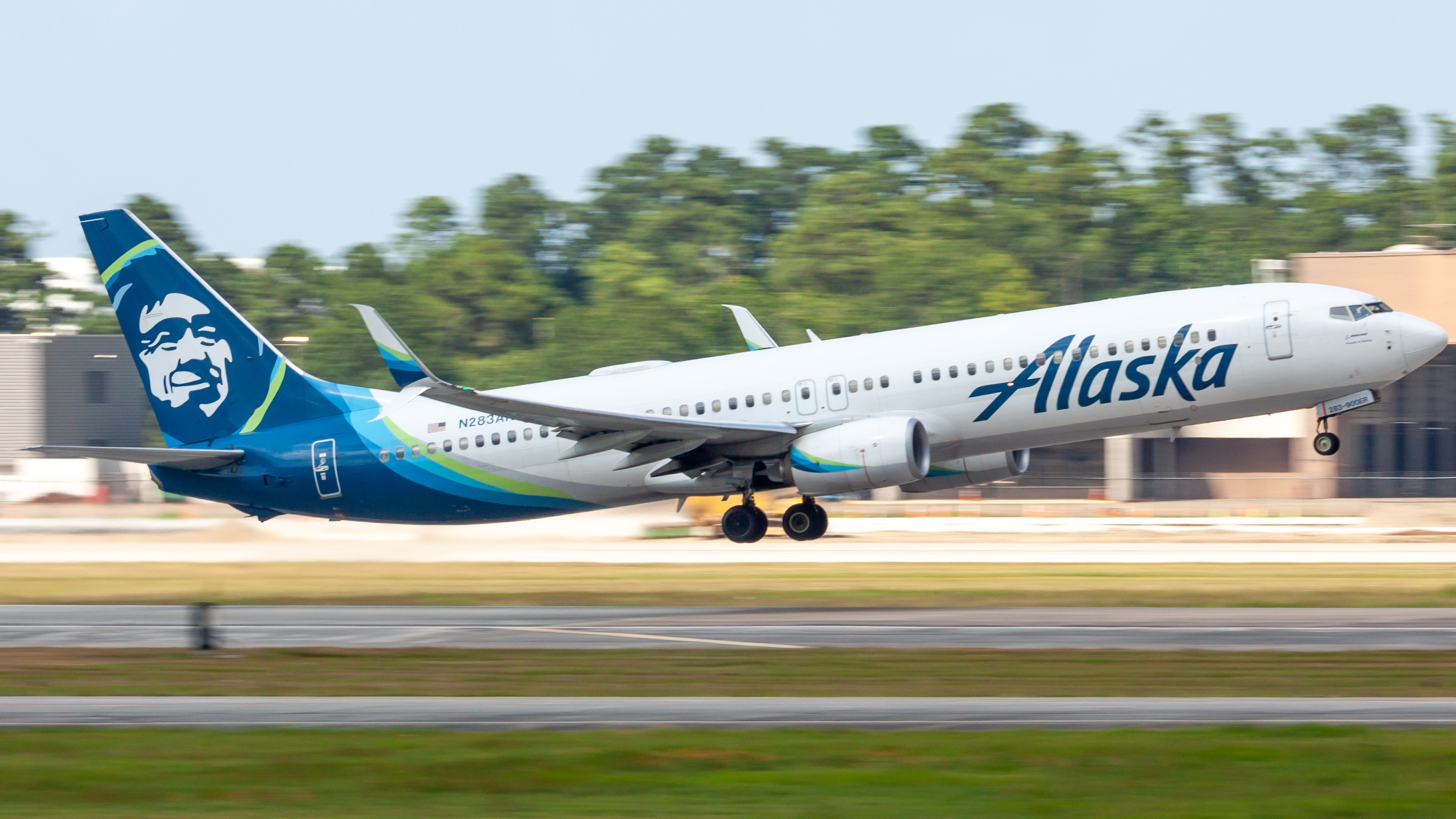 Full size: Alaska Airlines Boeing 737-900ER N283AK at Houston-George Bush Intercontinental Airport