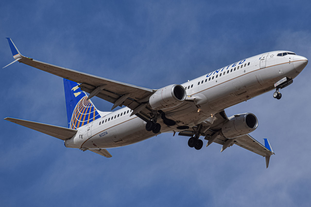 Full size: United Airlines  Boeing 737-800 N12216 at Denver International Airport