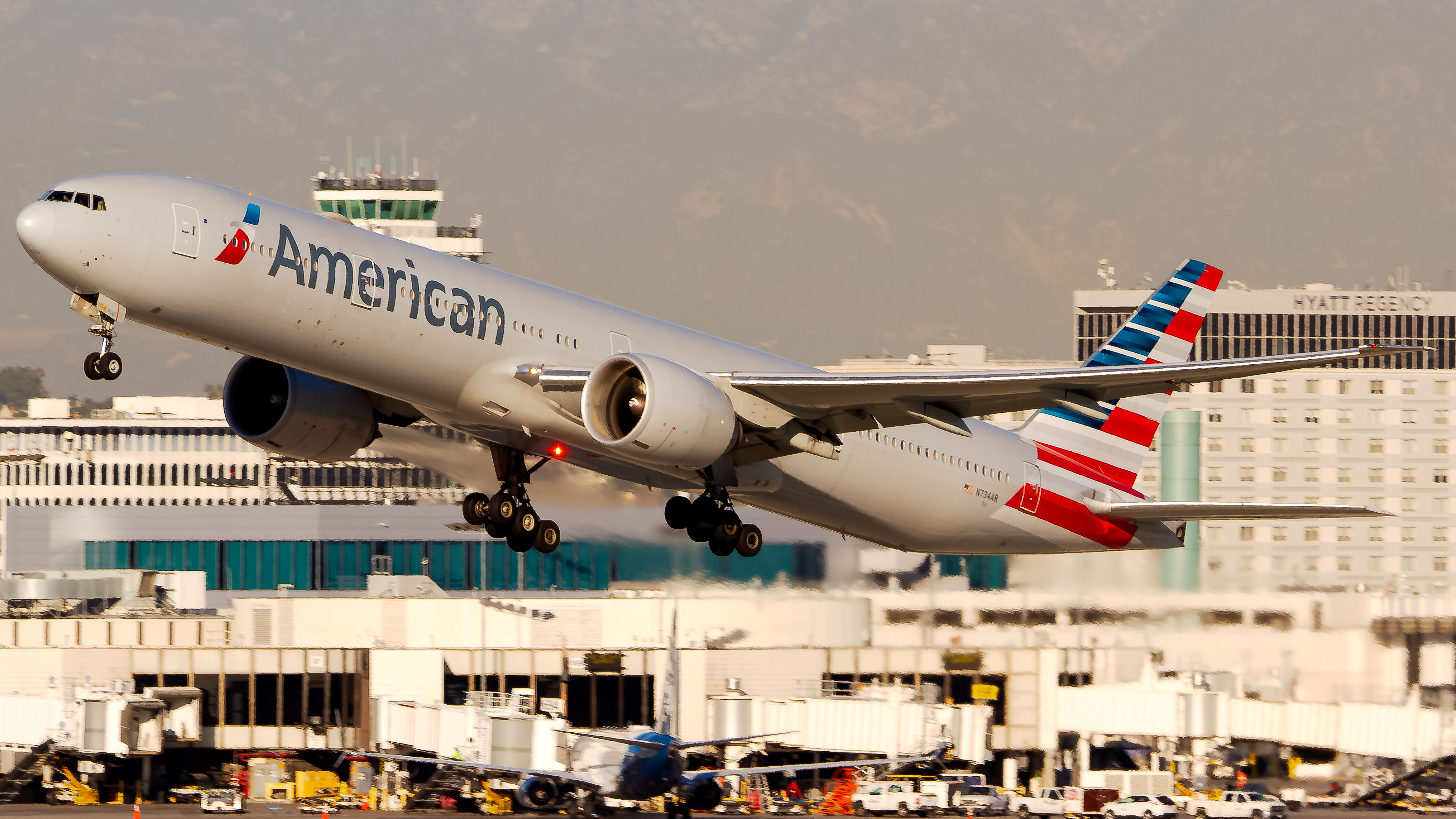 Full size: American Airlines Boeing 777-300ER N734AR at Los Angeles International Airport