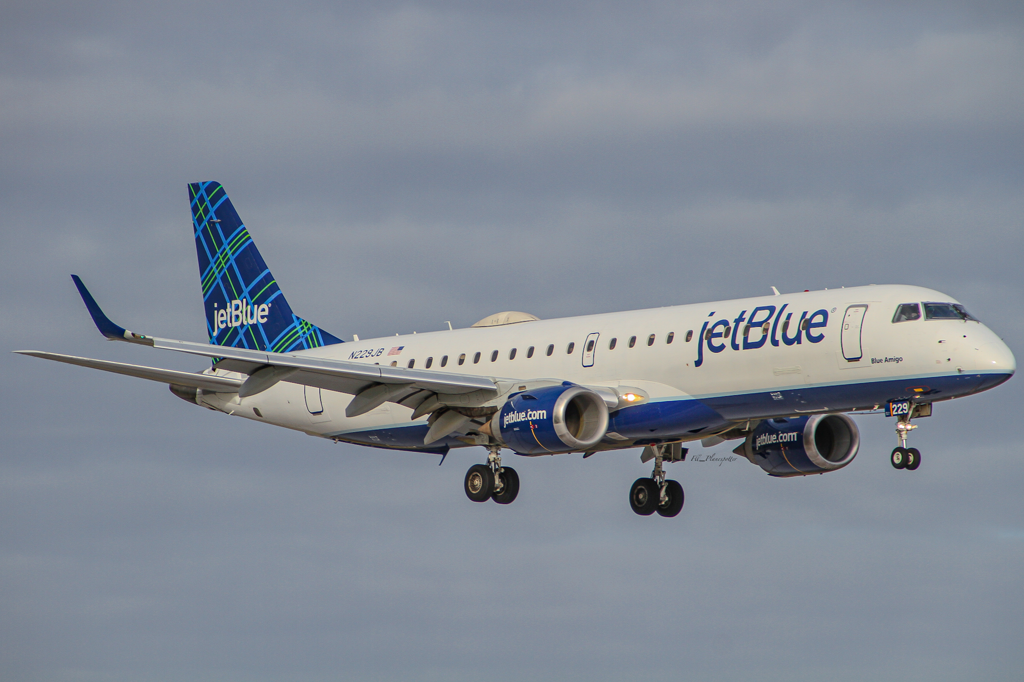 Full size: JetBlue Airways Embraer E190 N229JB at Fort Lauderdale/Hollywood International Airport