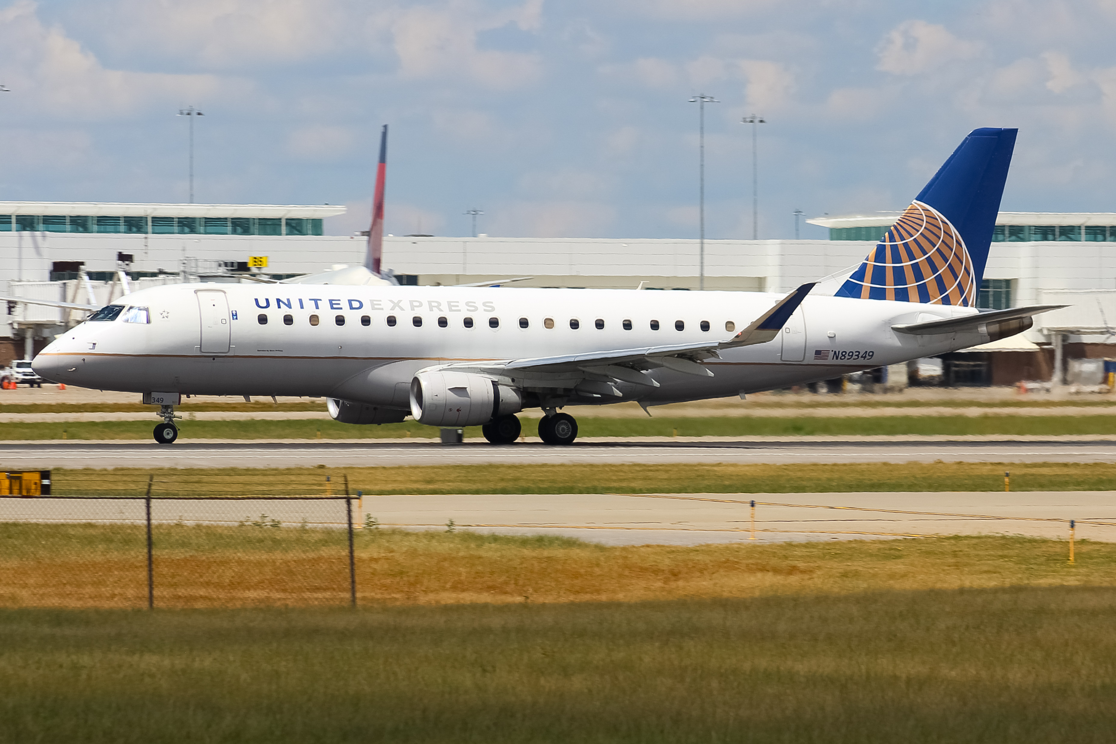 Full size: United Express Embraer E175 N89349 at Cincinnati/Northern Kentucky International Airport