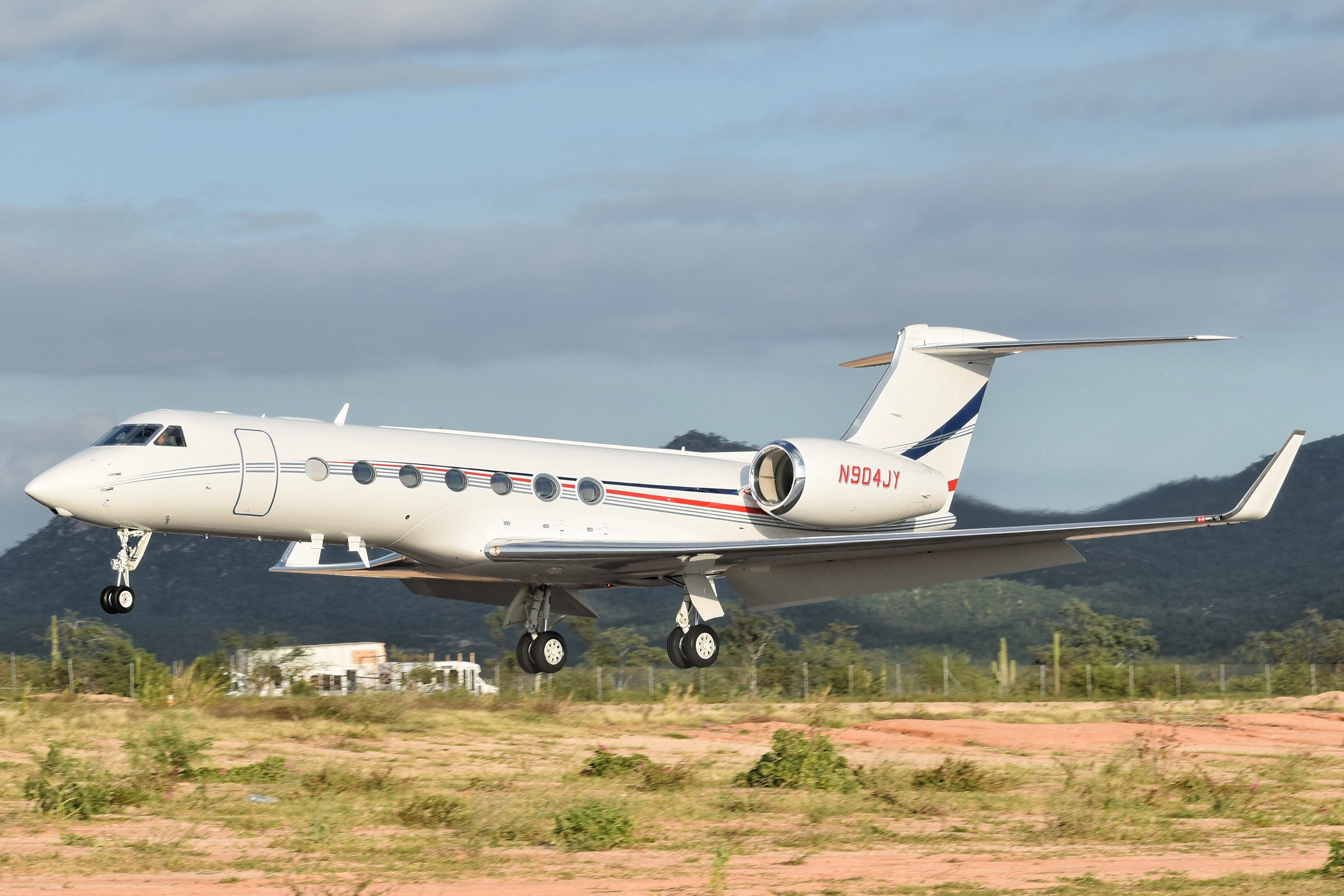Full size: B&D Aviation Gulfstream G550 N904JY at Aeropuerto de Cabo San Lucas Internacional