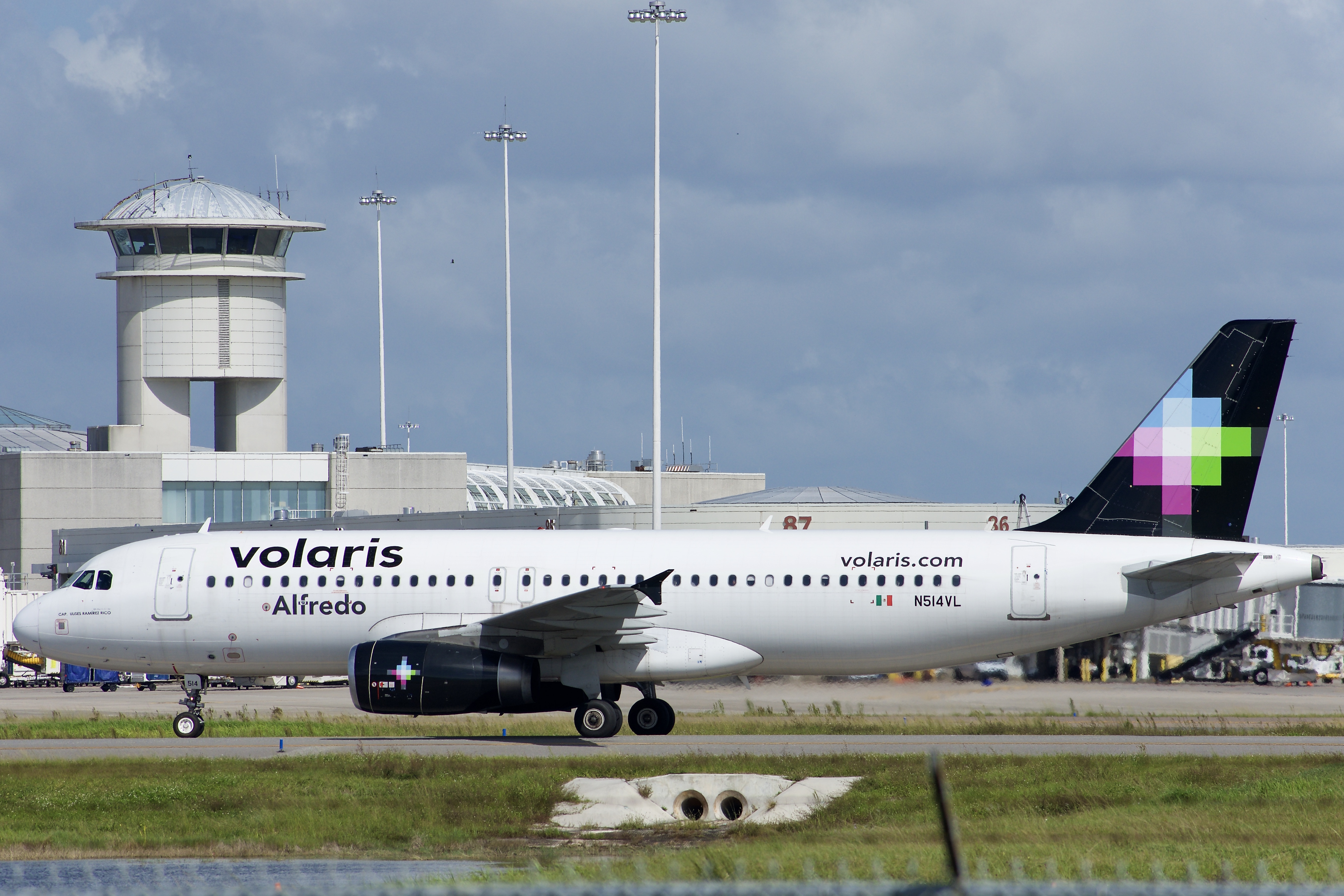 Full size: Volaris Airbus A320 N514VL at Orlando International Airport