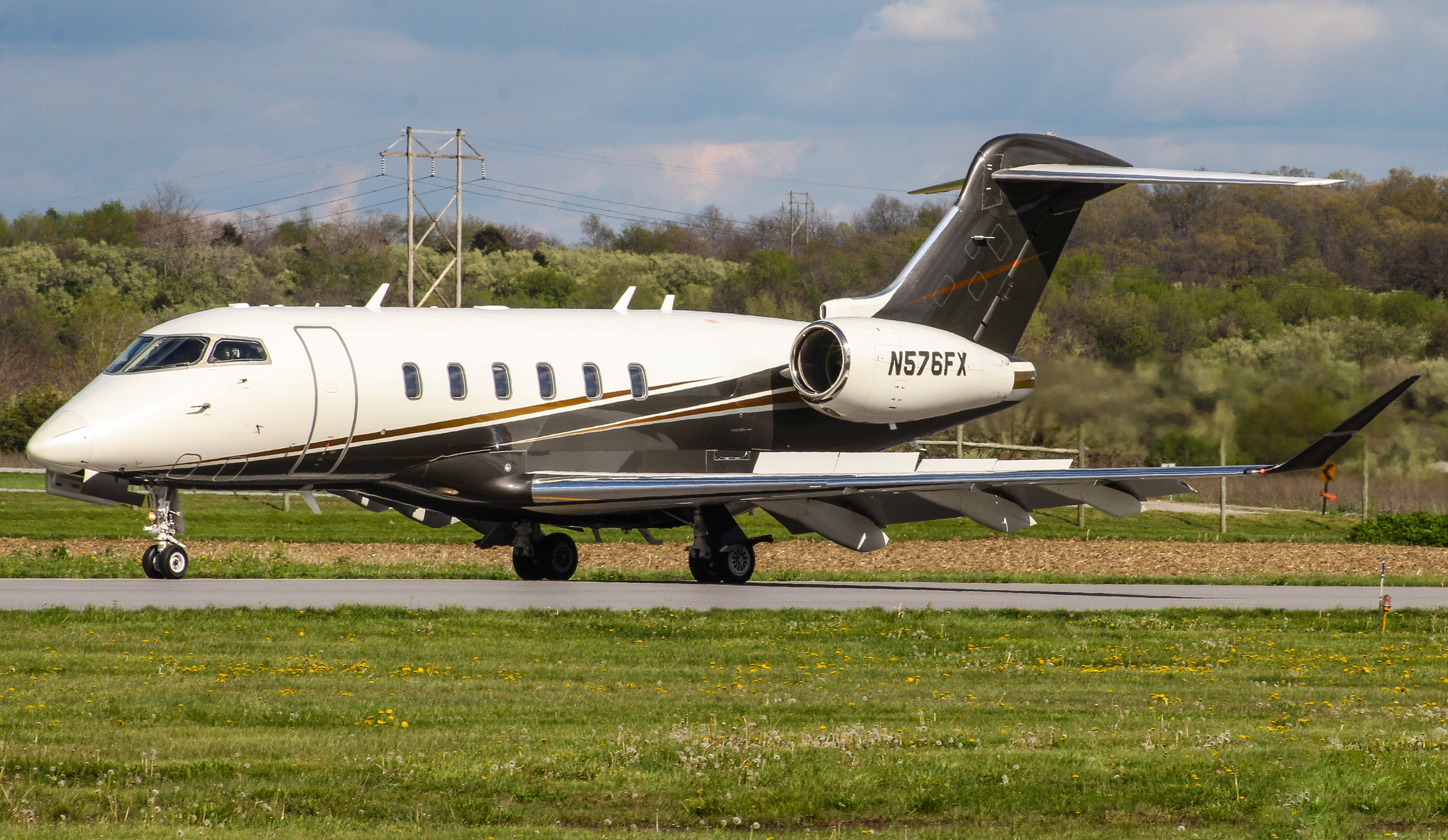 Full size: PRIVATE Bombardier Challenger 350 N576FX at York Airport