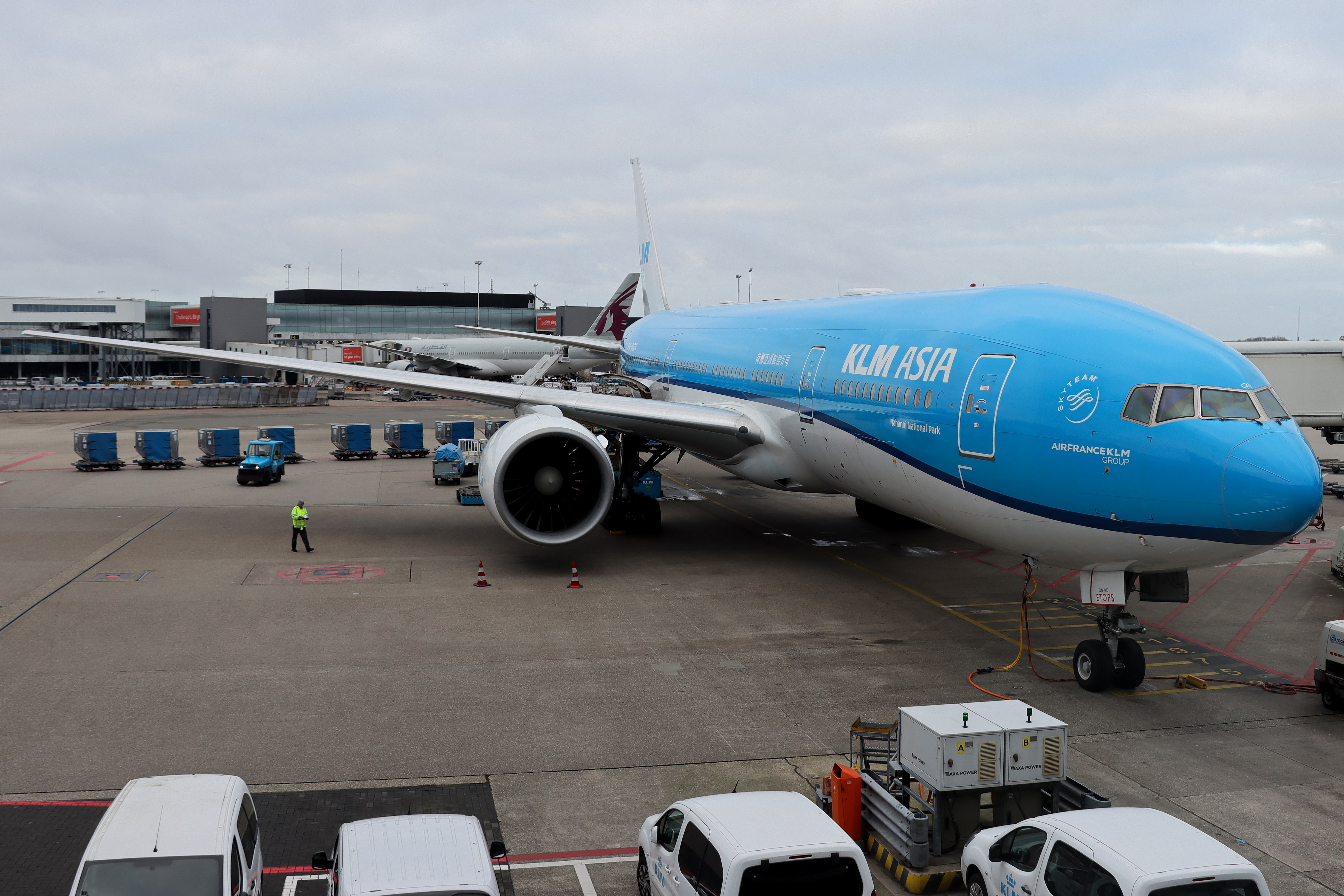 Full size: KLM  Boeing 777-200ER PH-BQN at Amsterdam Schiphol Airport