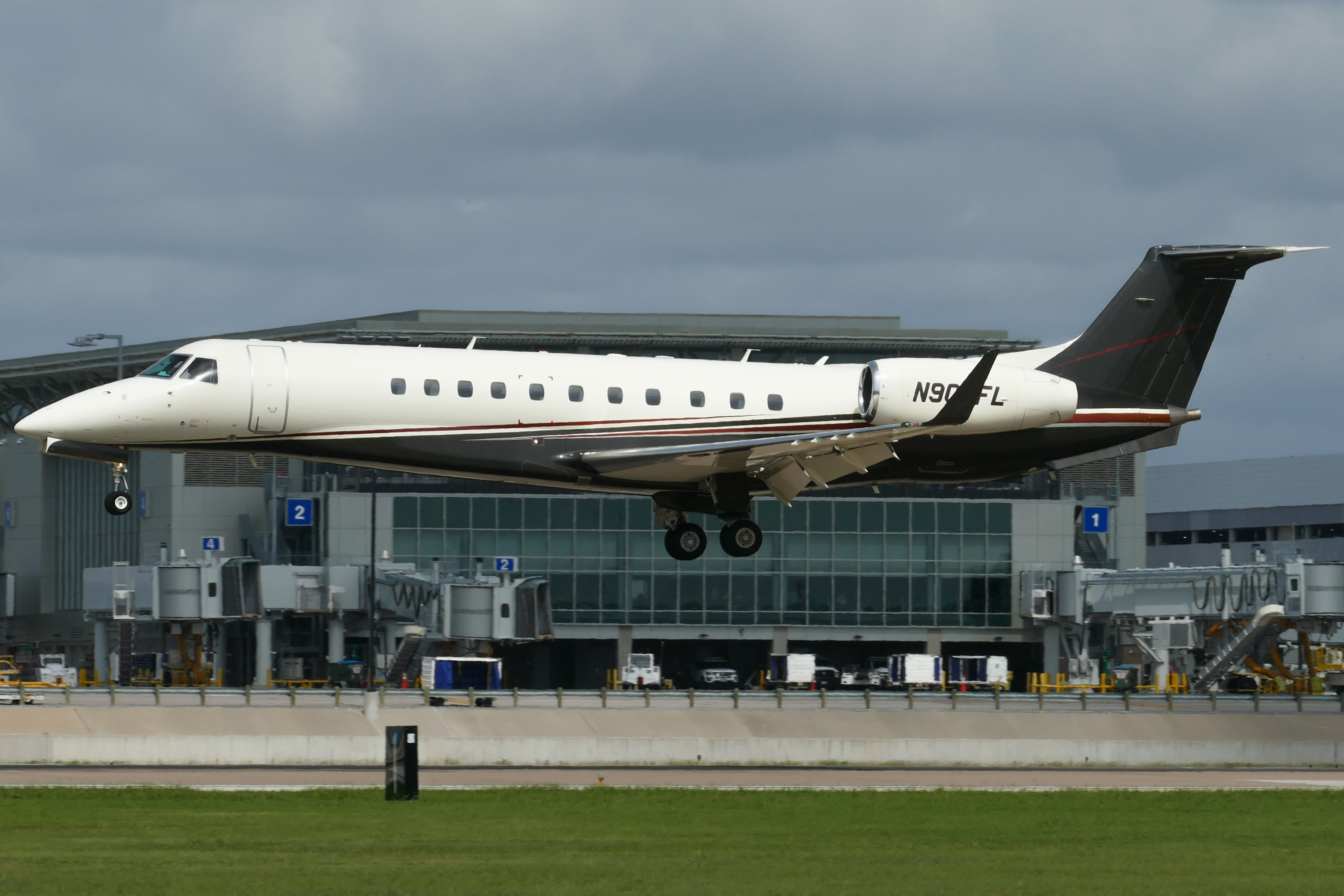 Full size: PRIVATE Embraer ERJ135 N905FL at Austin-Bergstrom International Airport