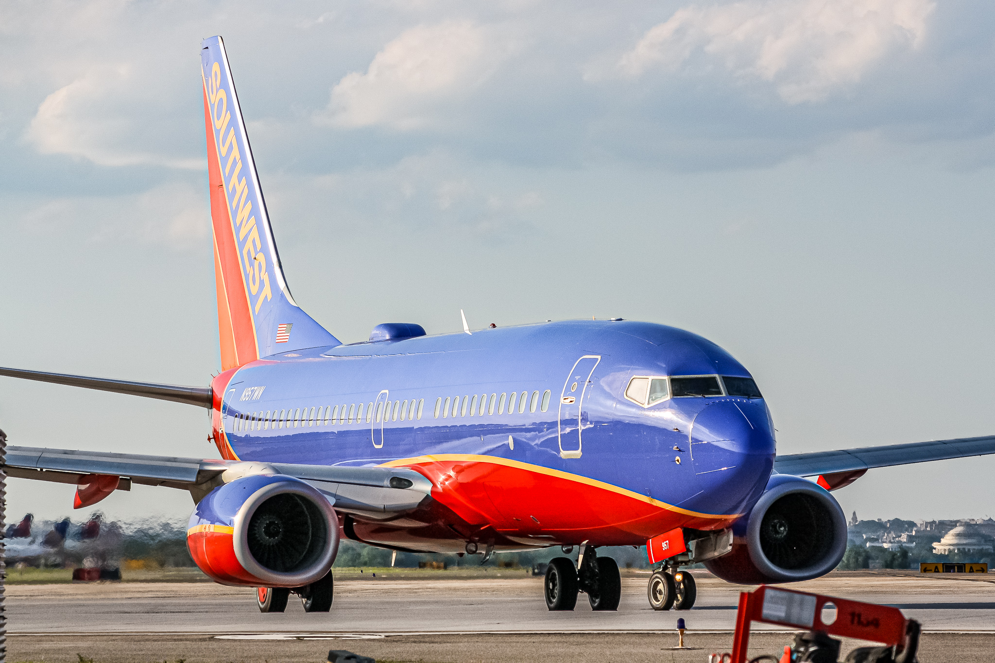 Full size: Southwest Airlines Boeing 737-700 N957WN at Ronald Reagan National Airport