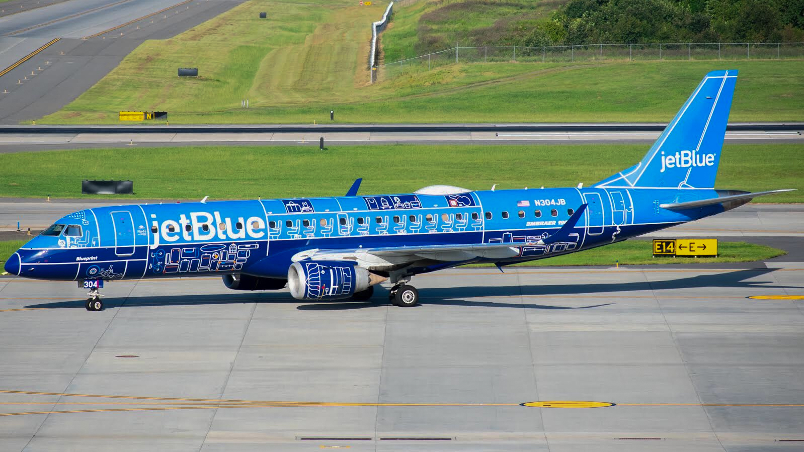 Full size: JetBlue Airways Embraer E190 N304JB at Charlotte/Douglas International Airport