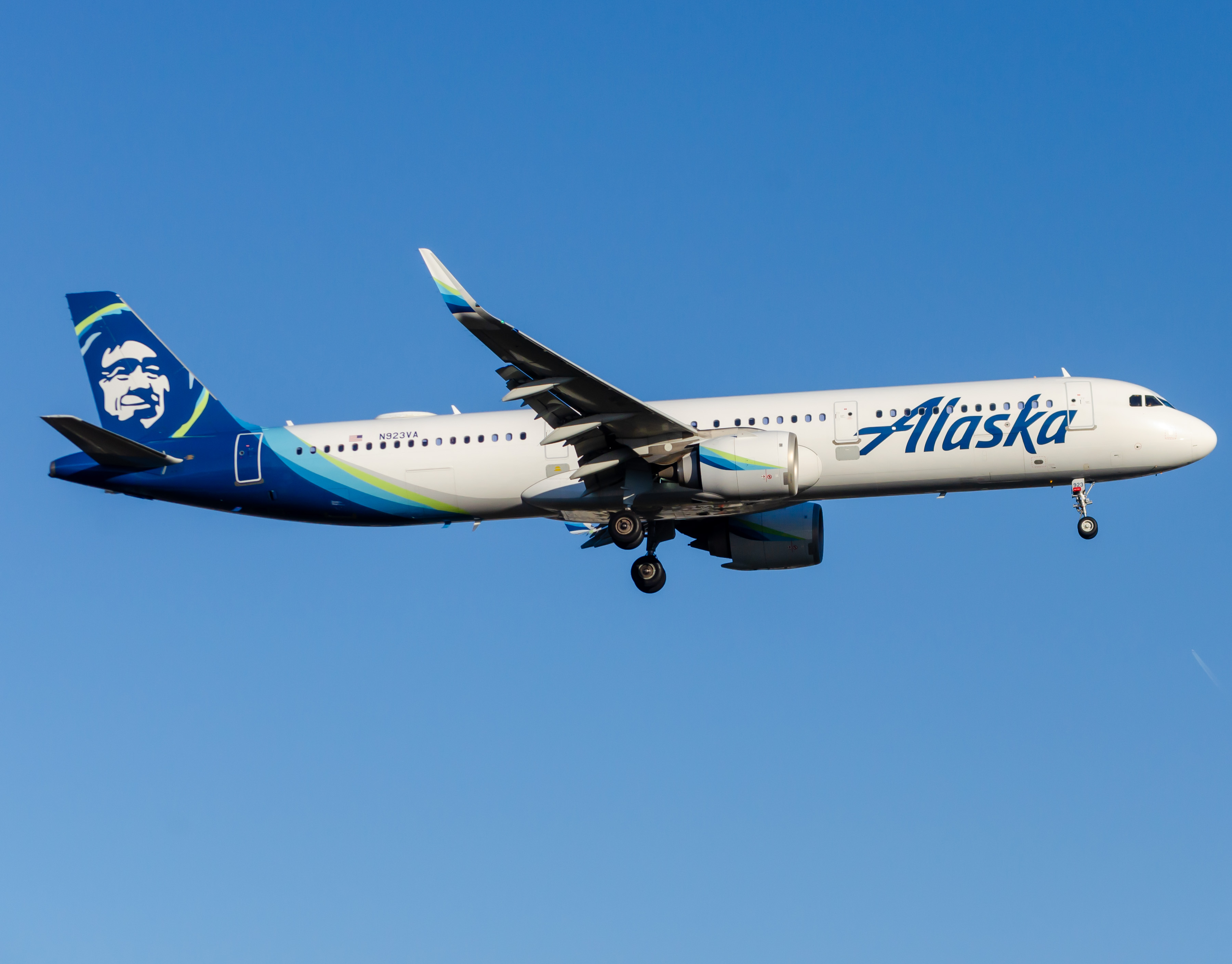 Full size: Alaska Airlines Airbus A321NEO N923VA at Newark Liberty International Airport