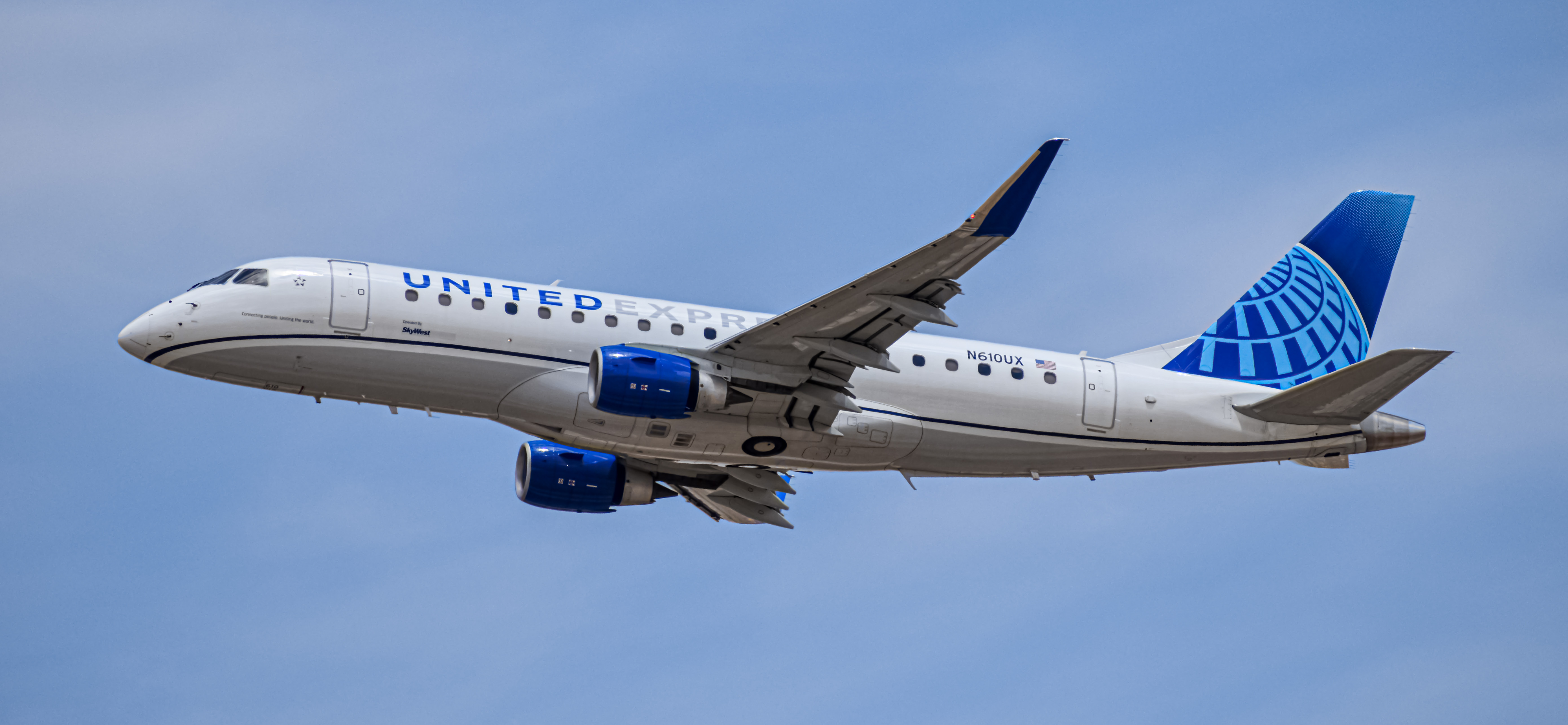 Full size: United Express Embraer E175 N610UX at Denver International Airport