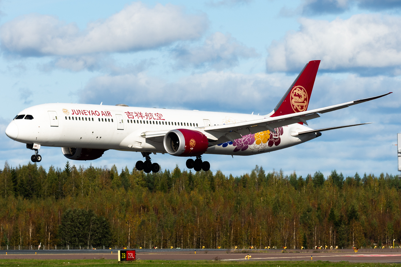 Full size: Juneyao Airlines Boeing 787-9 B209R at Helsinki Vantaa Airport