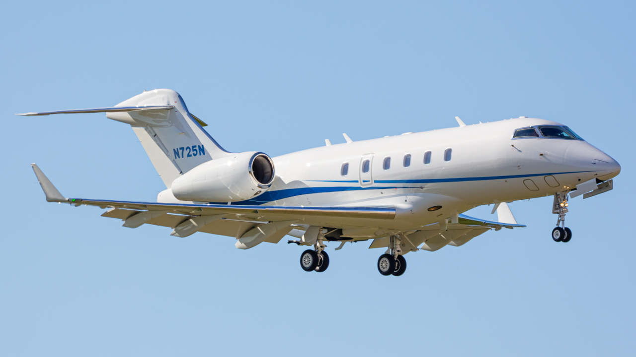 Full size: PRIVATE Bombardier Challenger 350  N725N at 