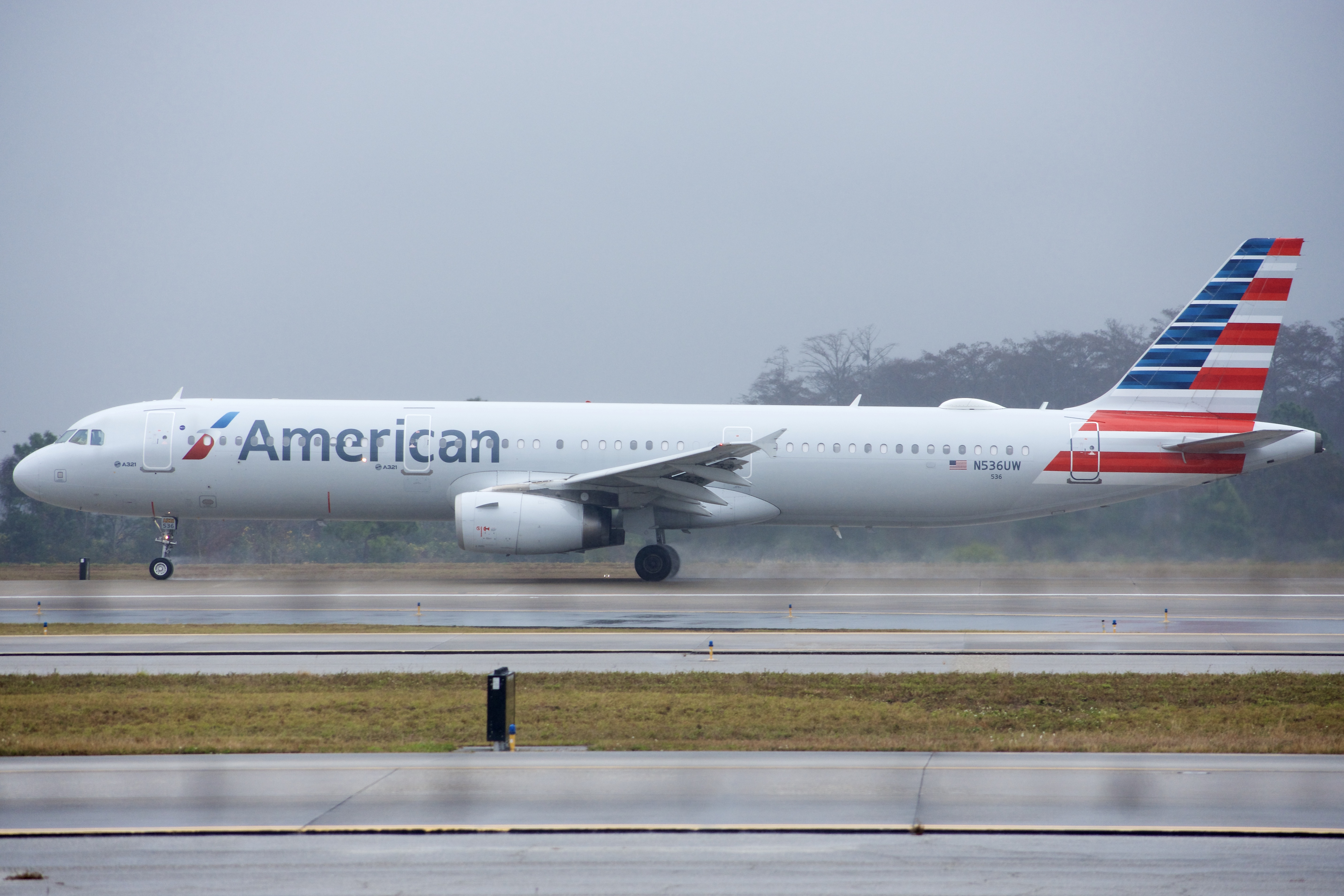 Full size: American Airlines Airbus A321-200 N536UW at Orlando International Airport