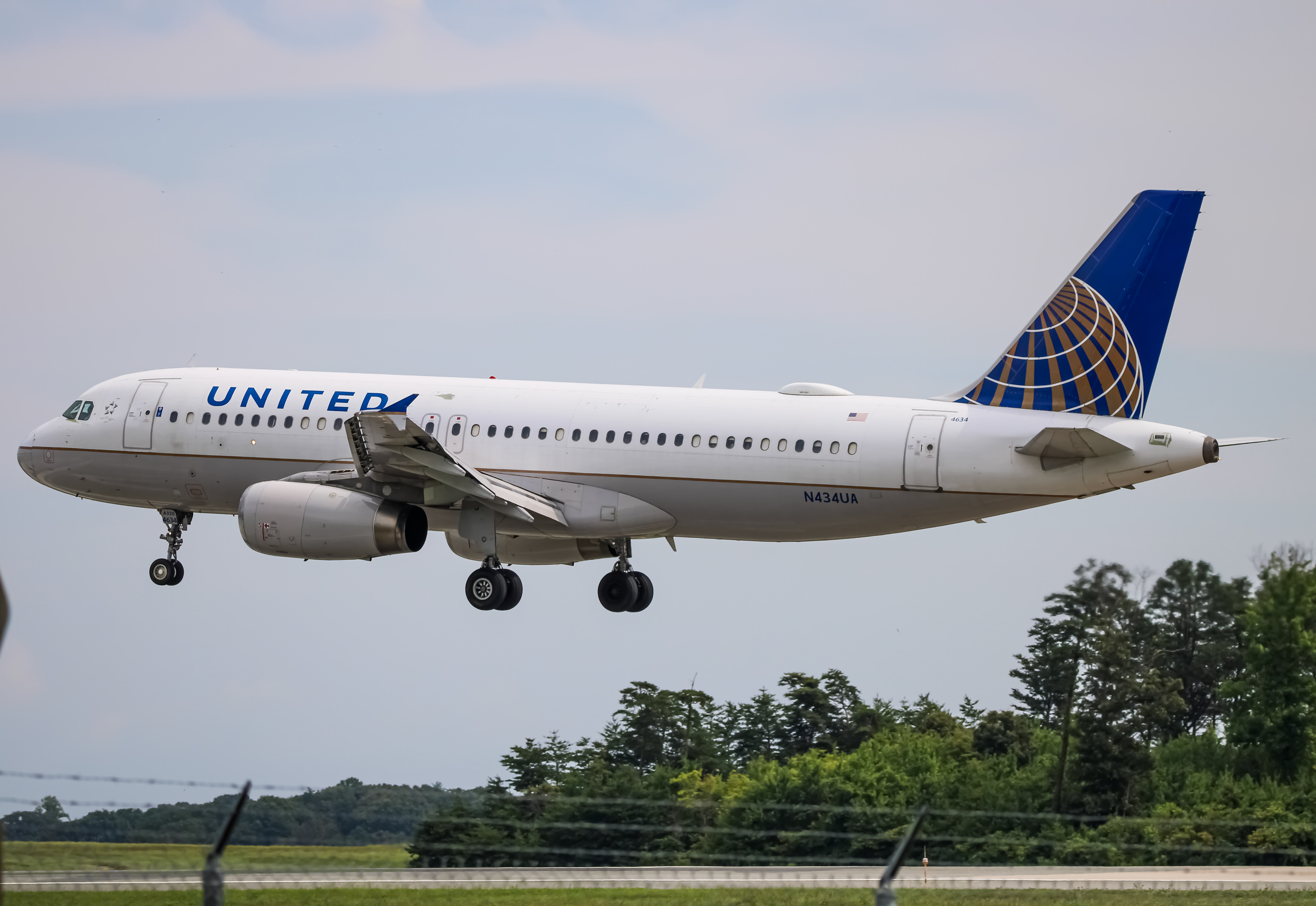 Full size: United Airlines Airbus A320 N434UA at Baltimore/Washington International Thurgood Marshall Airport