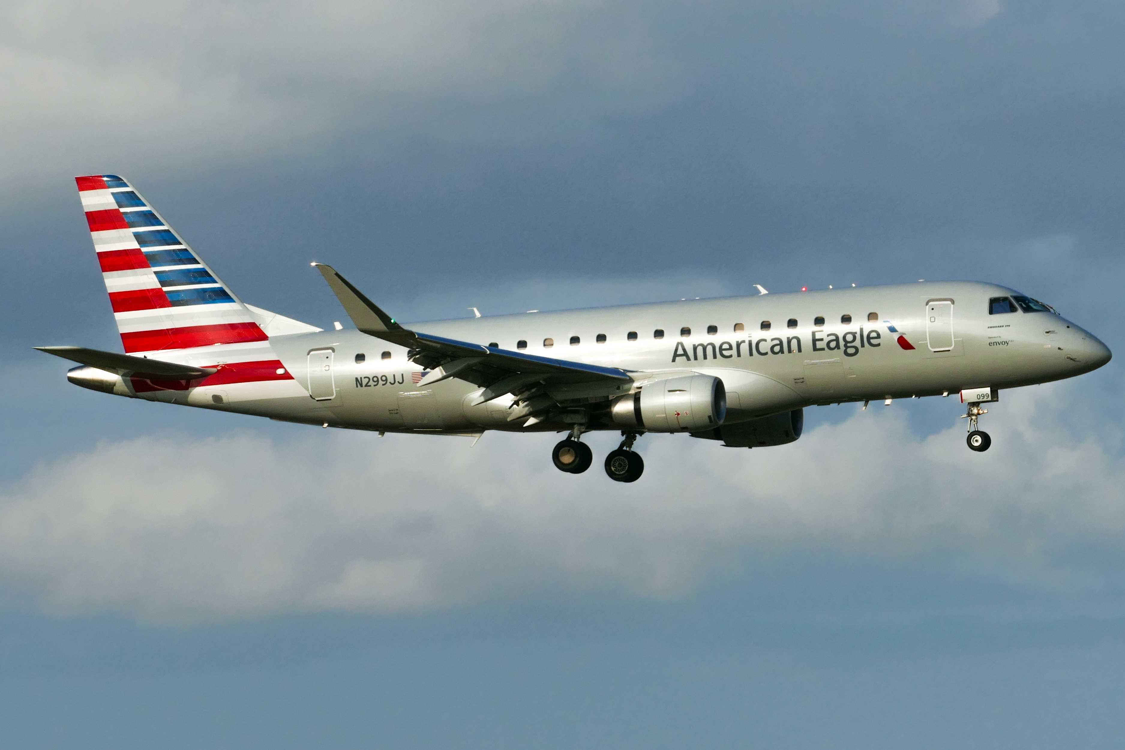 Full size: American Eagle Embraer E175 N299JJ at Dallas-Fort Worth International Airport
