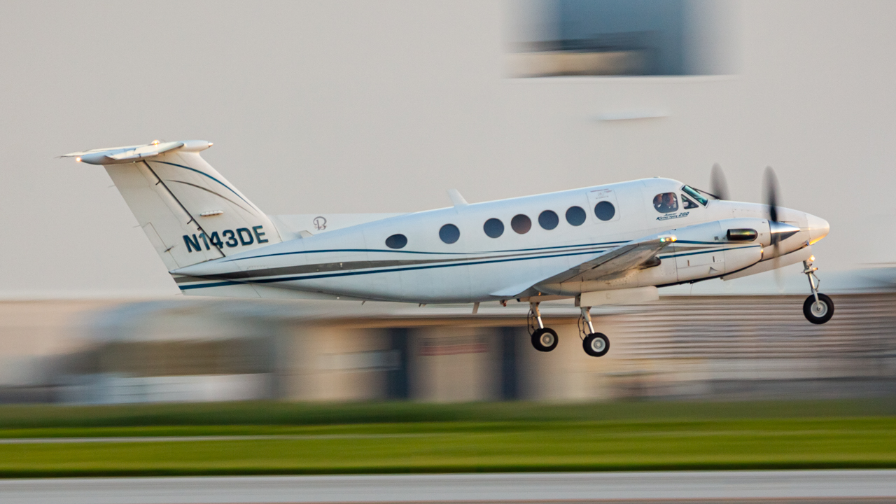 Full size: PRIVATE Beechcraft King Air 200 N143DE at John Glenn Columbus International Airport