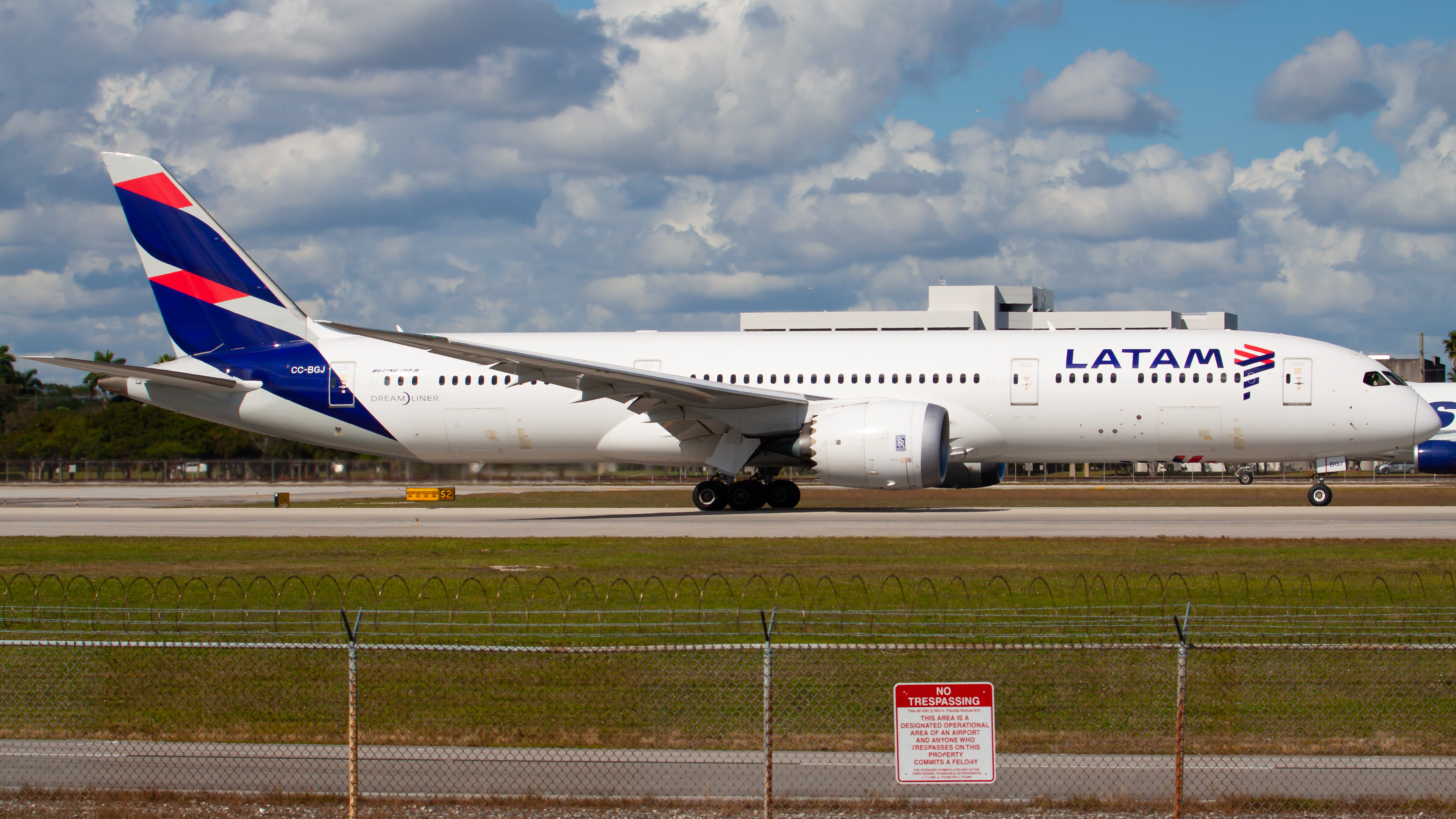 Full size: LATAM Boeing 787-9 CC-BGJ at Miami International Airport