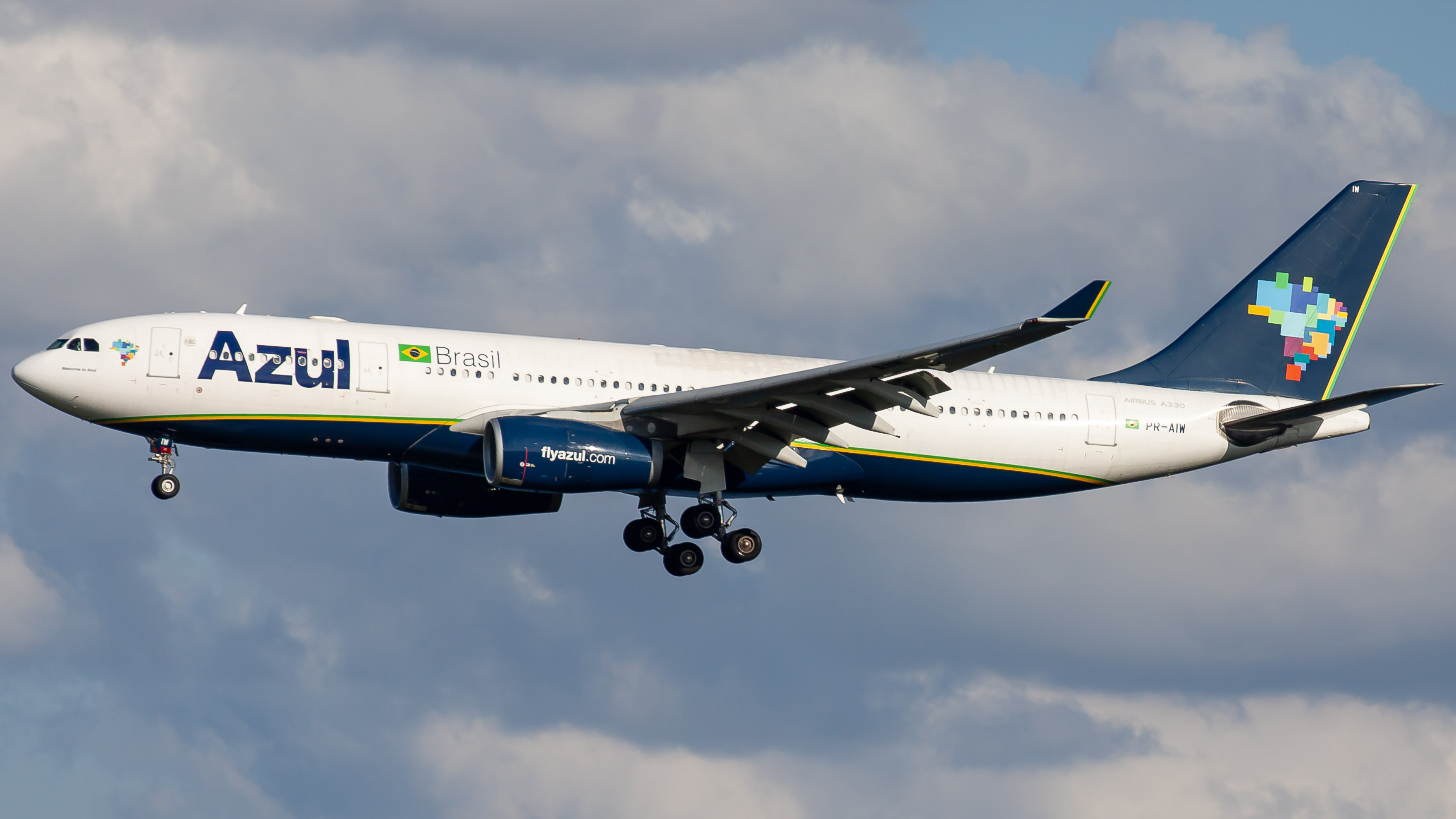 Full size: Azul Airlines Airbus A330-200 PR-AIW at Orlando International Airport
