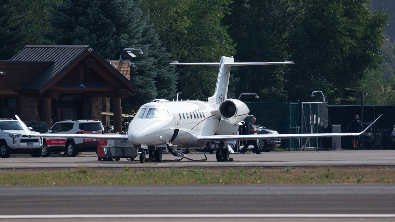 Full size: PRIVATE Learjet 75 N21AX at Aspen-Pitkin County Airport/Sardy Field