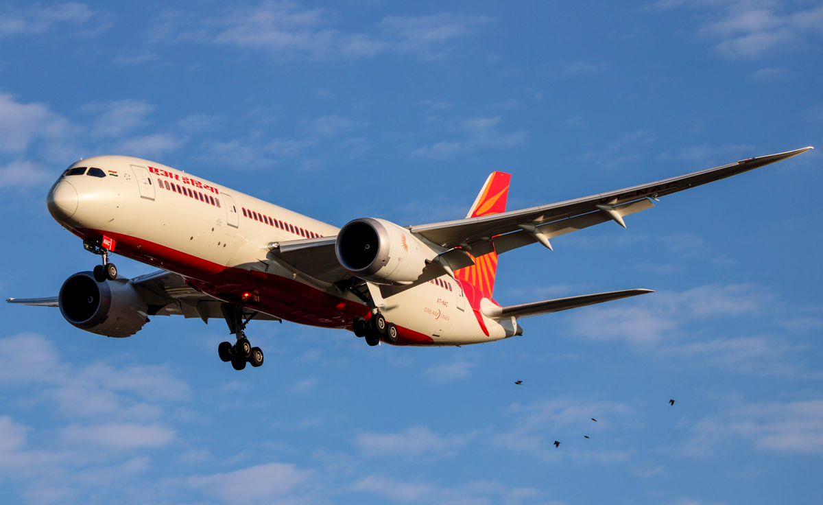 Full size: Air India Boeing 787-8 VT-NAC at Newark Liberty International Airport