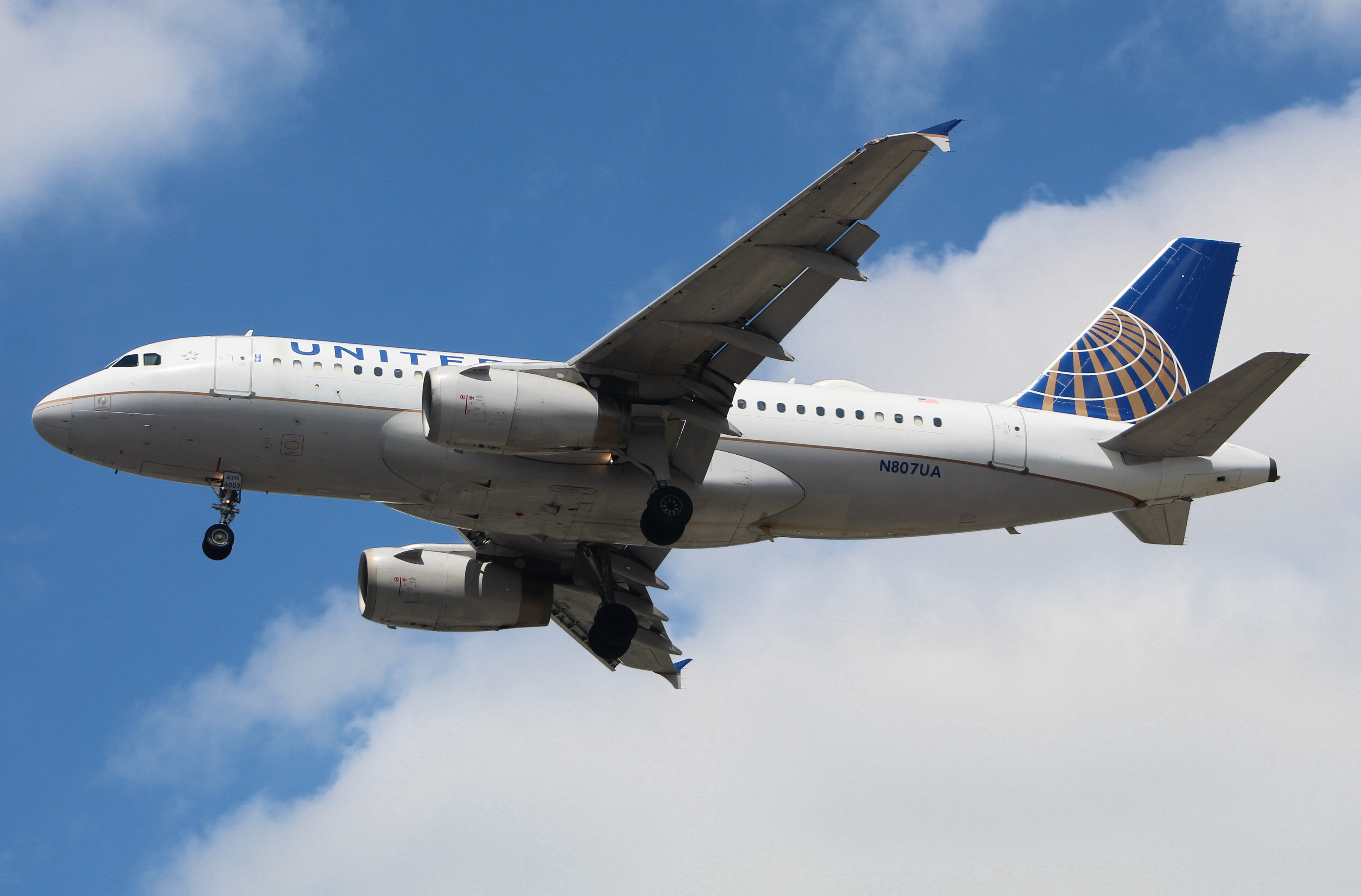 Full size: United Airlines Airbus A319 N807UA at Newark Liberty International Airport