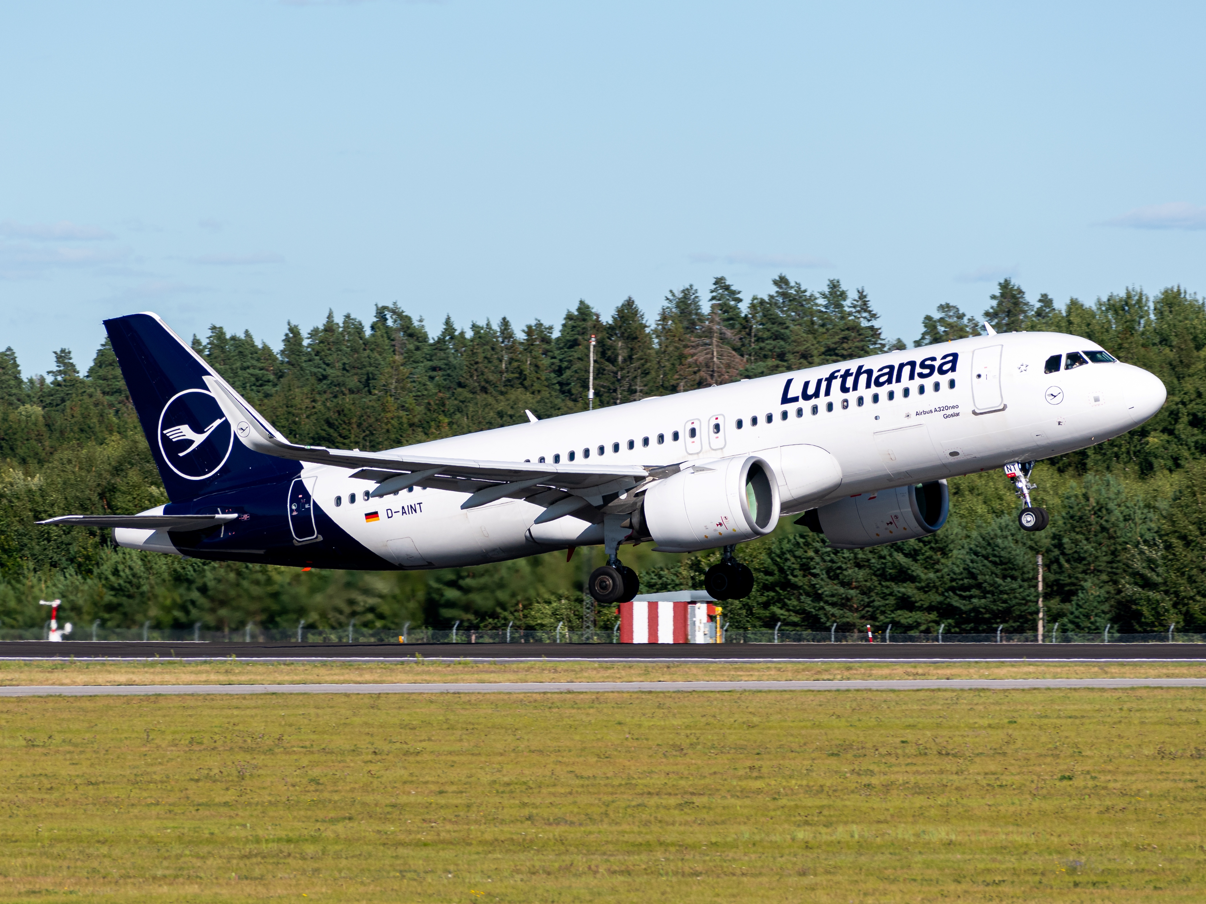 Full size: Lufthansa Airbus A320NEO D-AINT at Stockholm Arlanda Airport