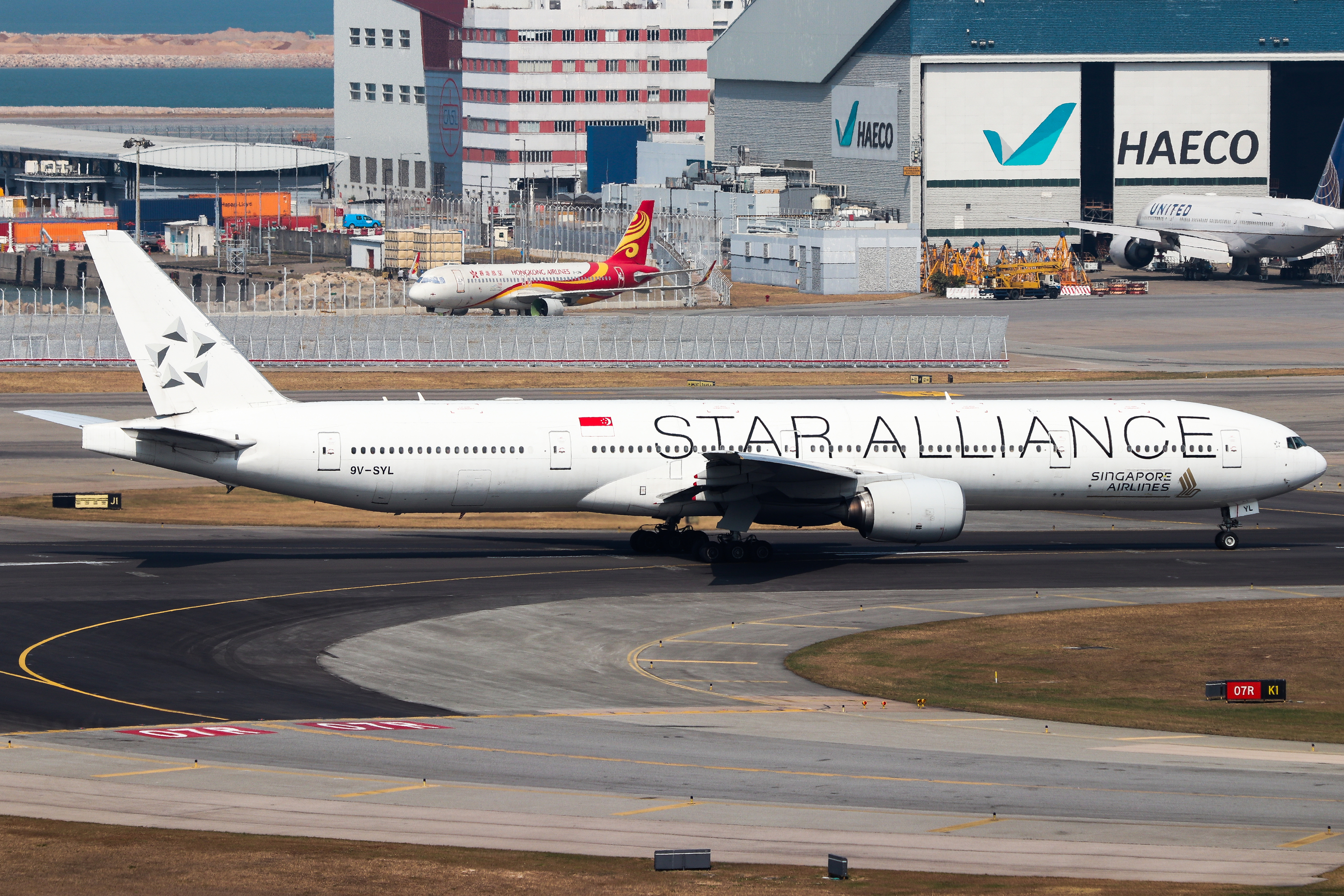 Full size: Singapore Airlines Boeing 777-300ER 9V-SWL at Hong Kong International Airport