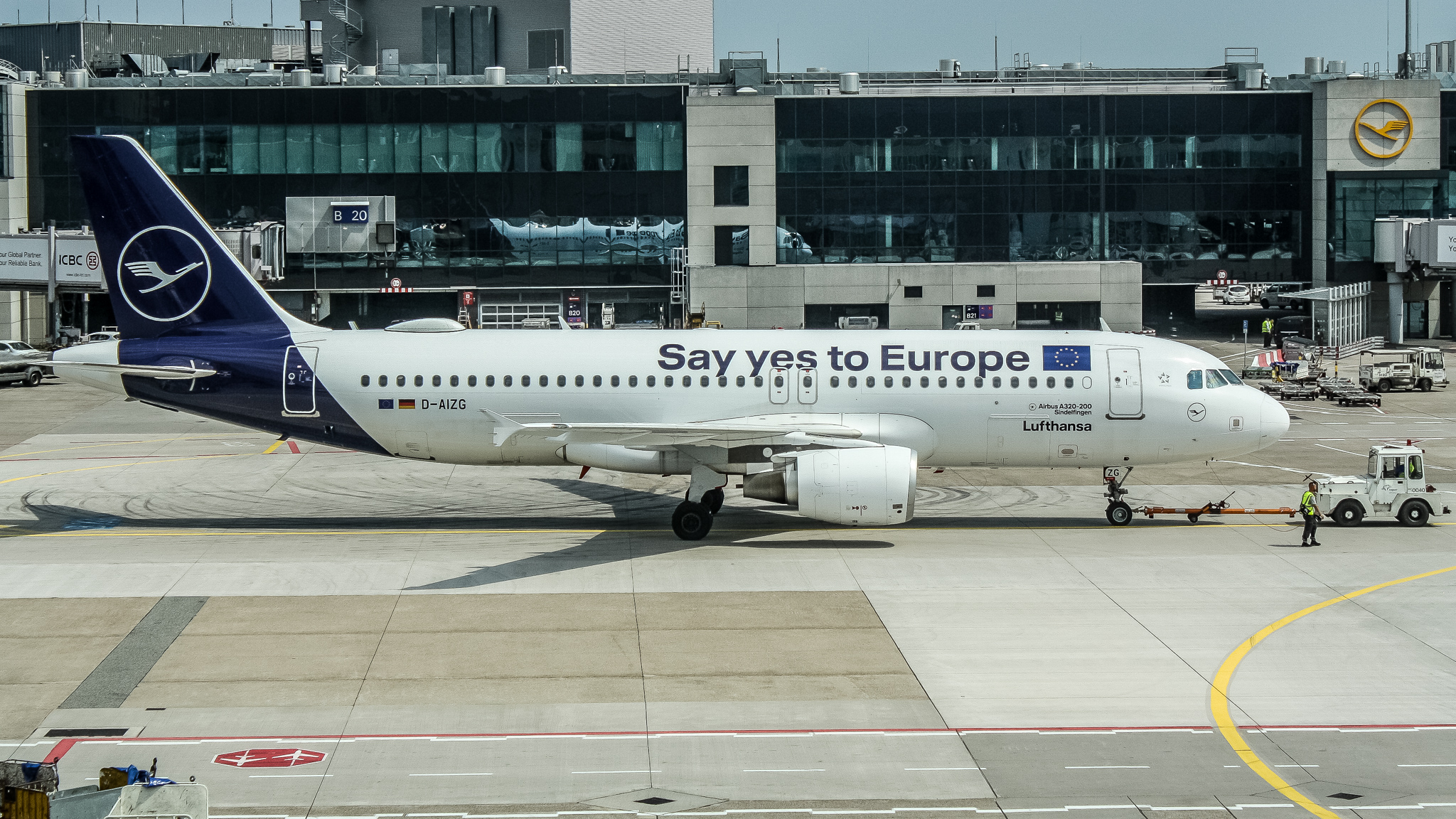 Full size: Lufthansa Airbus A320 D-AIZG at Frankfurt International Airport