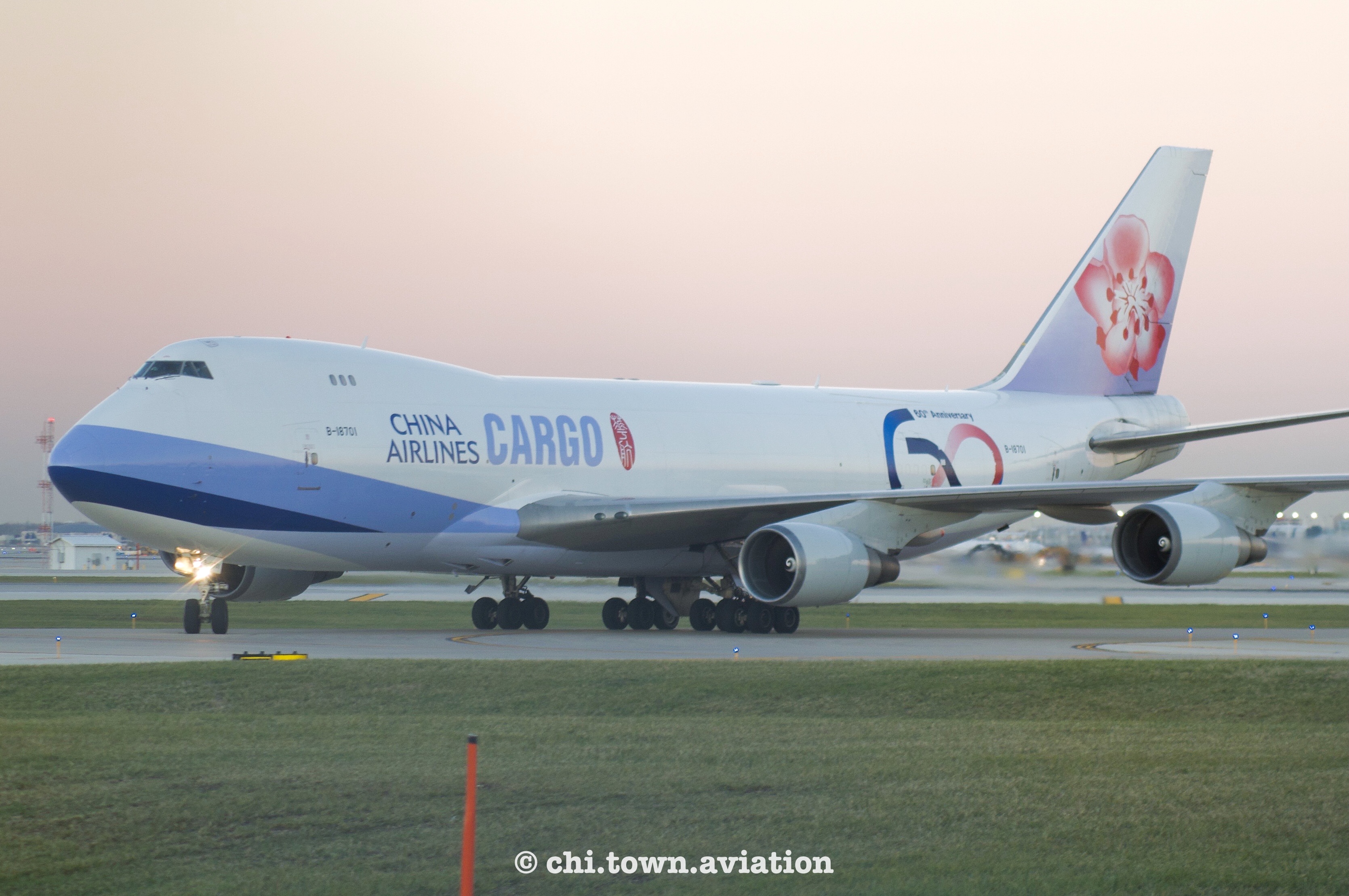 Full size: China Airlines Cargo Boeing 747-400F B-18701 at Chicago O'Hare International Airport